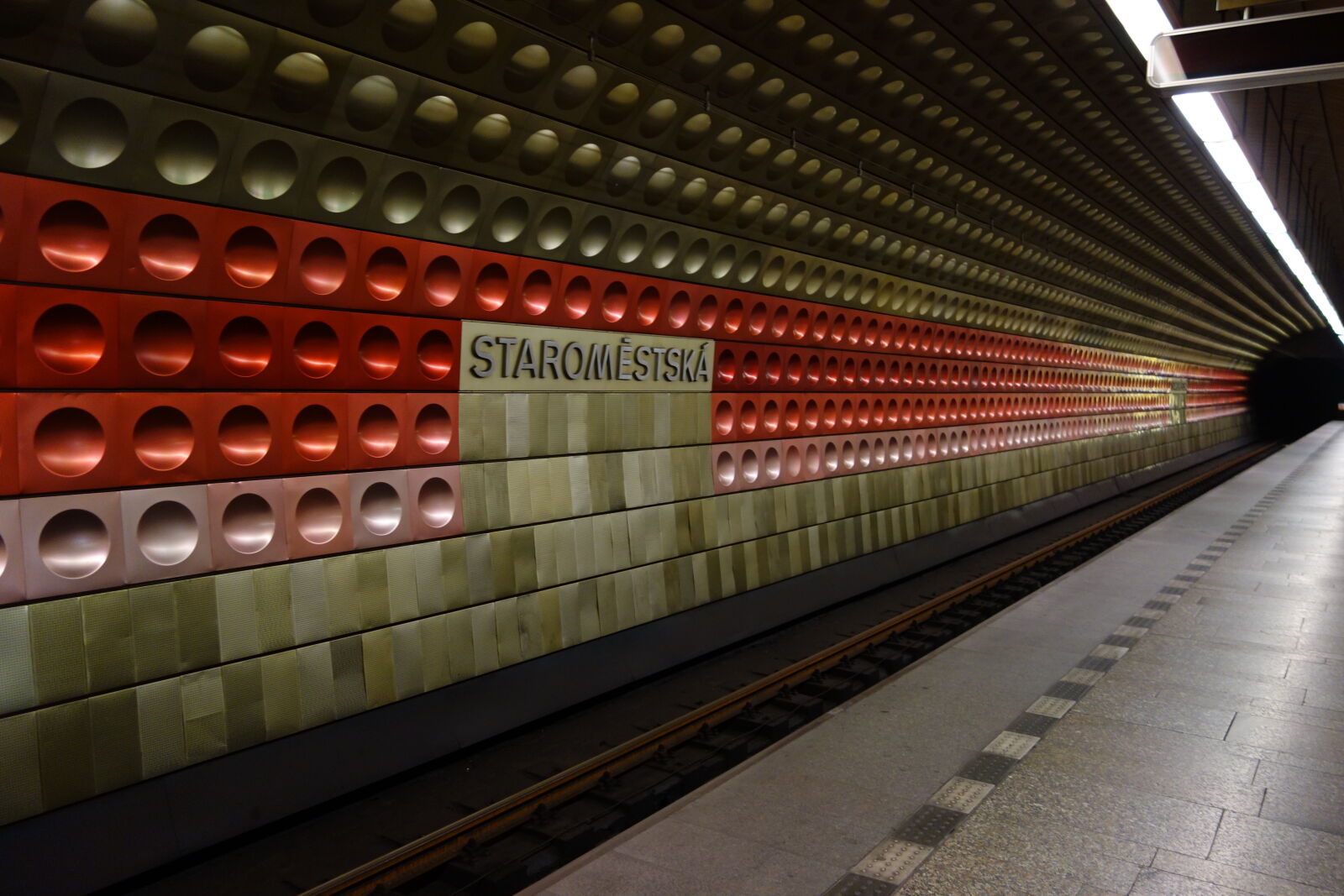 Sony Cyber-shot DSC-RX100 sample photo. Rails, red, subway, platform photography