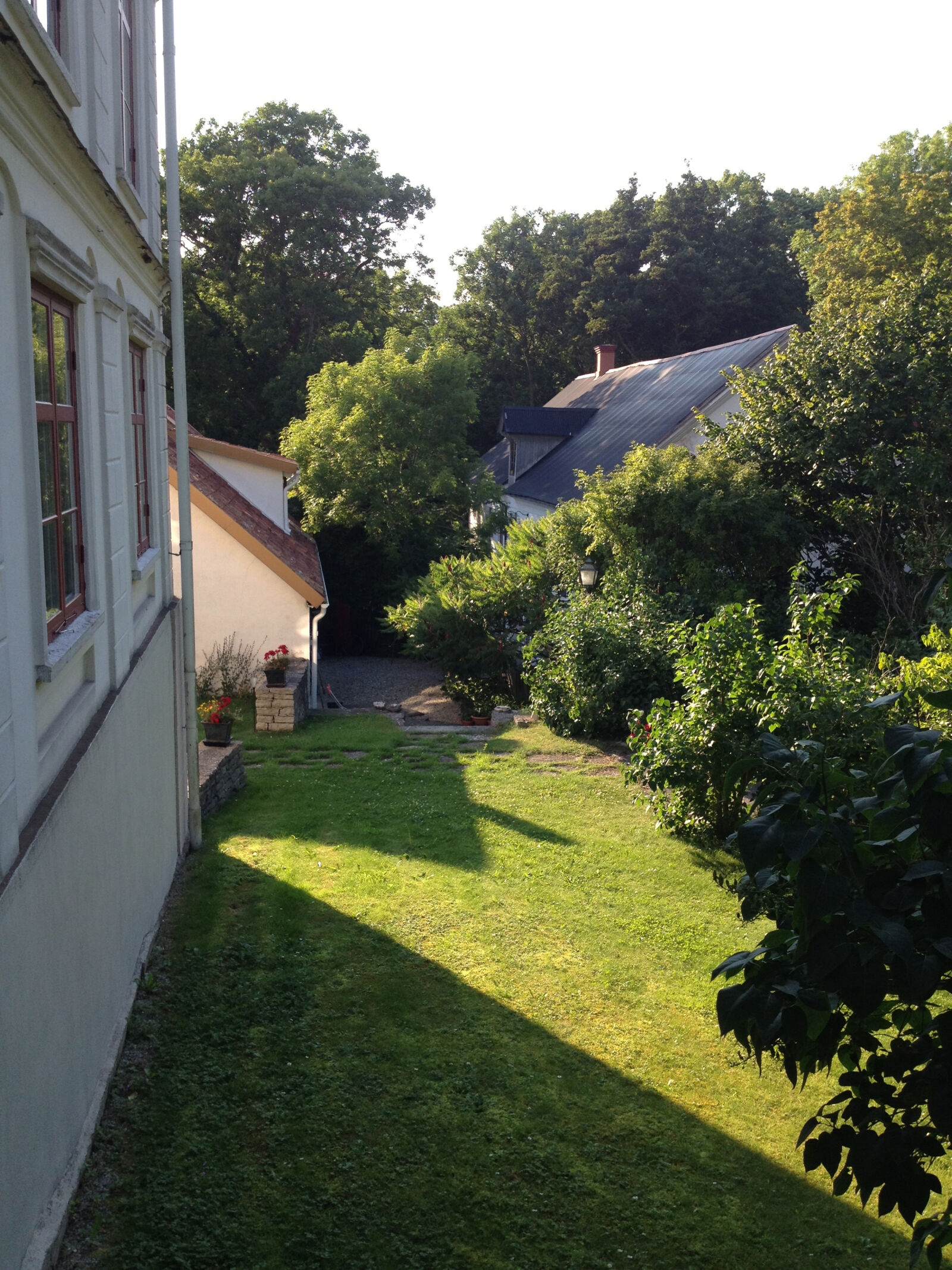 Apple iPhone 4S sample photo. Gotland, houses, summer photography