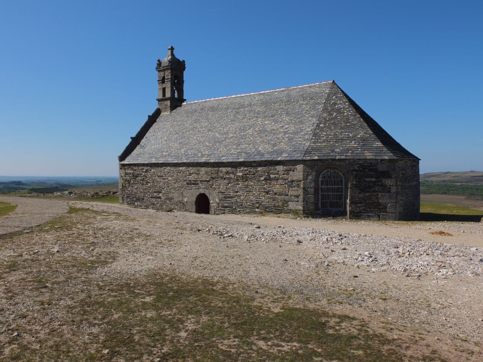 Fujifilm X10 sample photo. Chapel, finist re, mountains photography