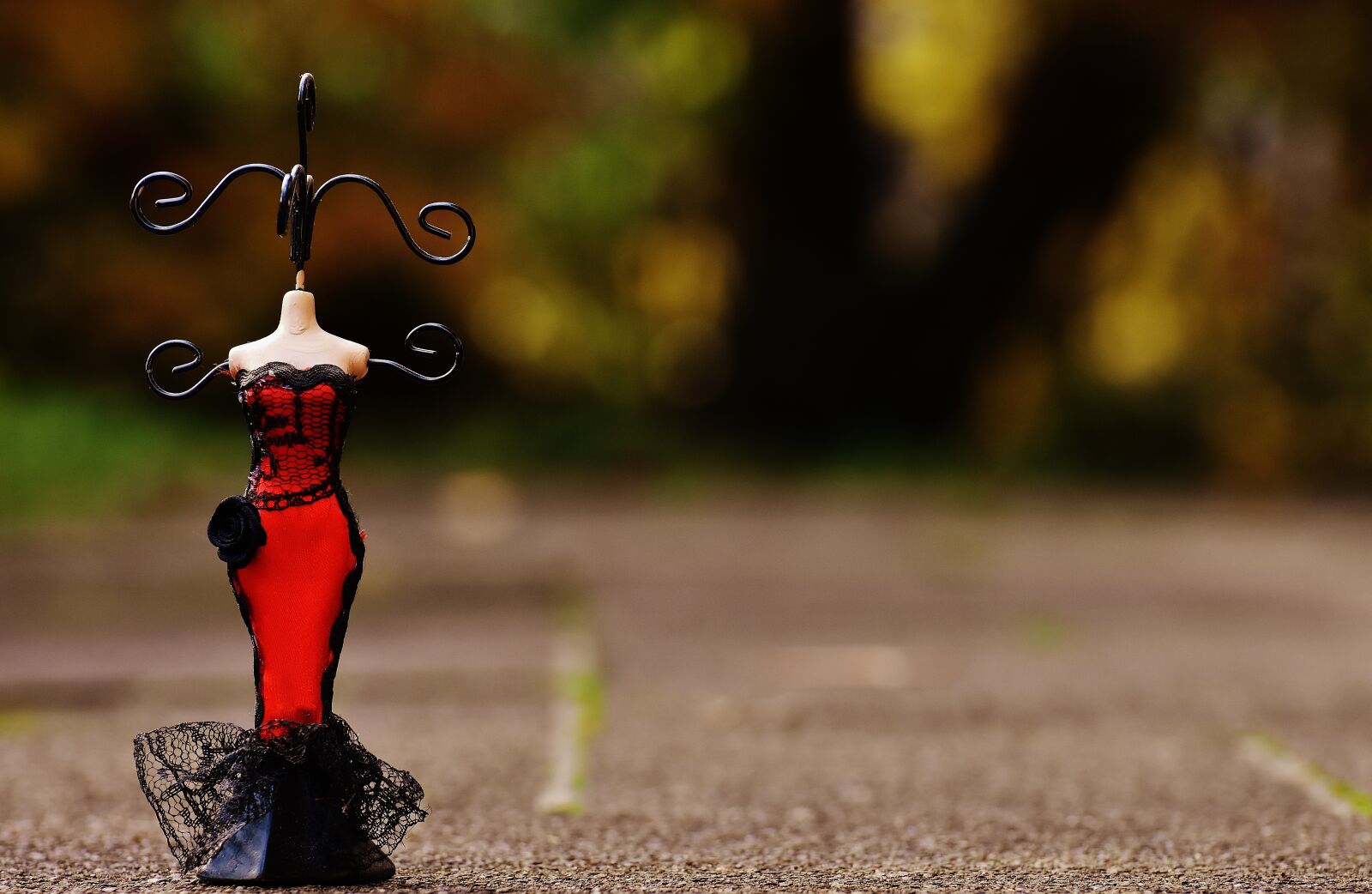 Nikon D7200 sample photo. Jewellery stand, body, bust photography