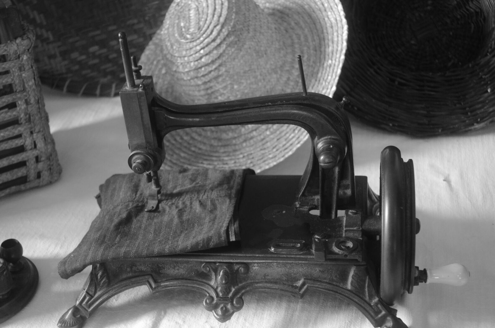 Nikon D5100 sample photo. Old, machine, sewing, sewing photography