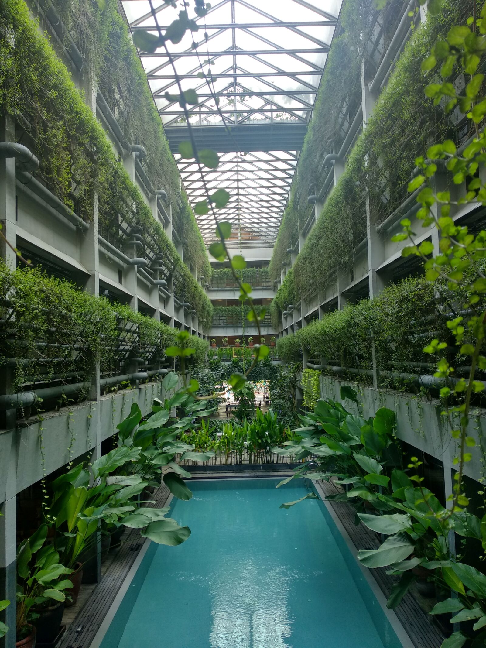 Xiaomi Mi A1 sample photo. Green, building, pool photography