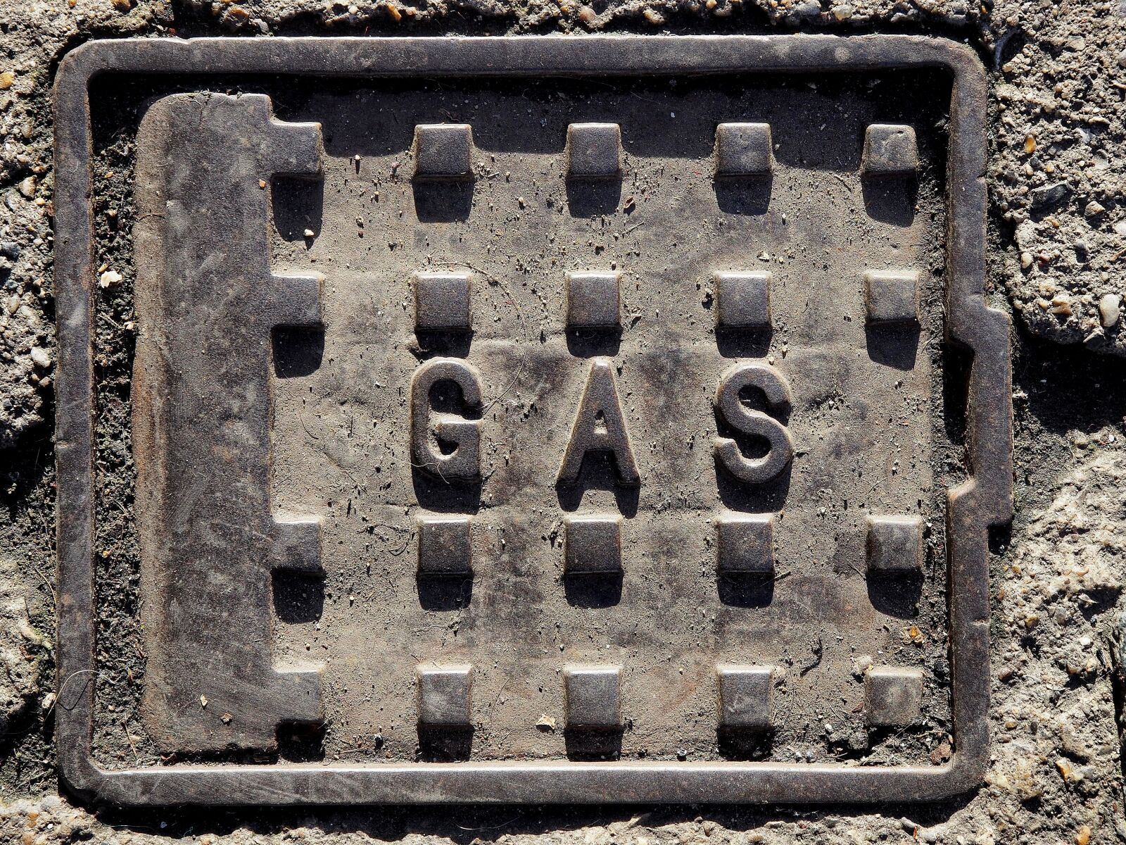 Olympus OM-D E-M5 sample photo. Gas, metal, cover photography