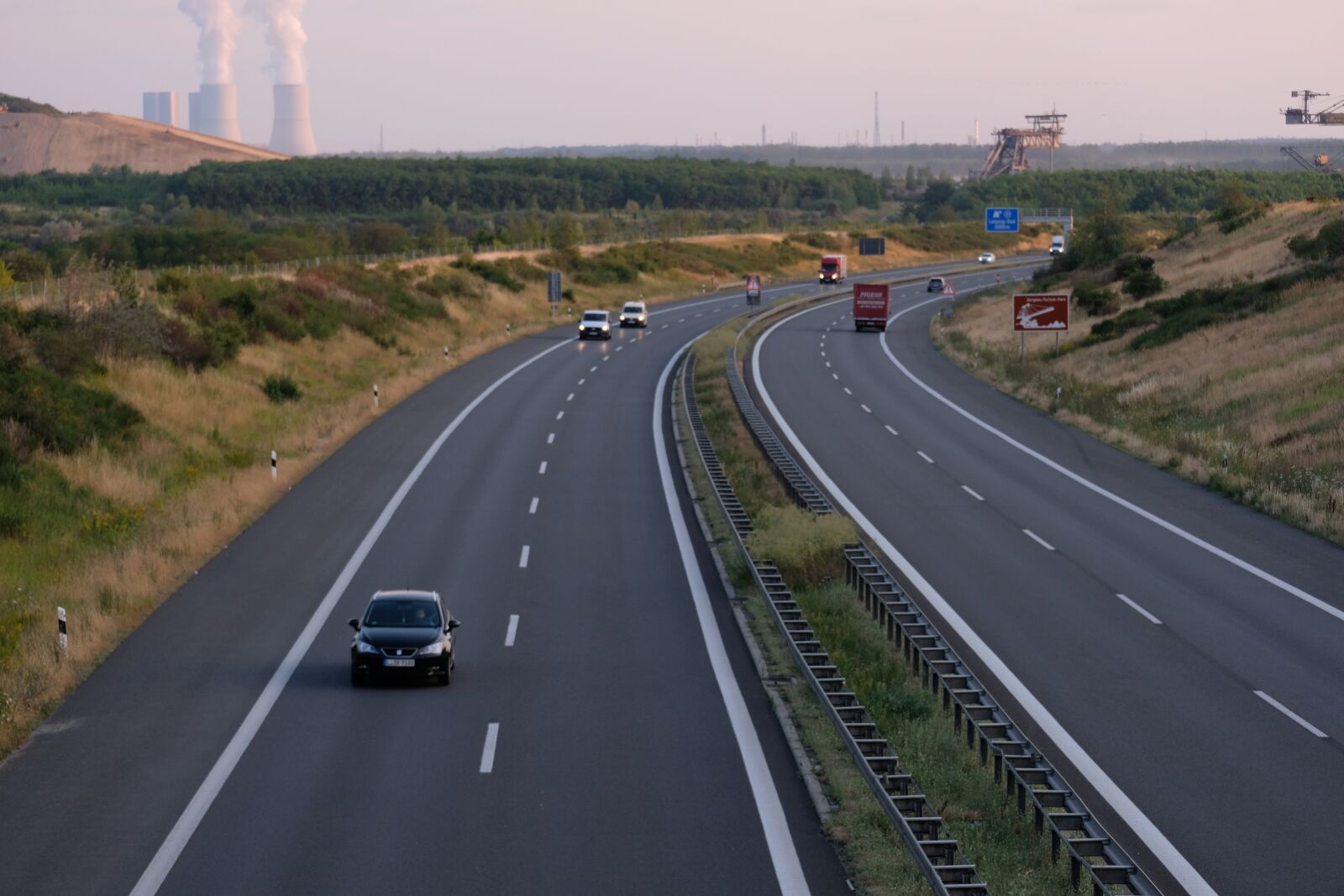 Fujifilm X-T20 + Fujifilm XC 50-230mm F4.5-6.7 OIS II sample photo. Highway, auto, road photography