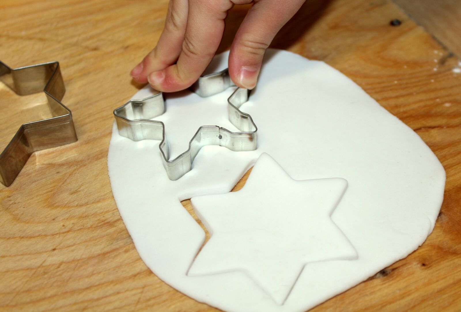 Canon EOS 1200D (EOS Rebel T5 / EOS Kiss X70 / EOS Hi) sample photo. Molds, cutting, cake photography