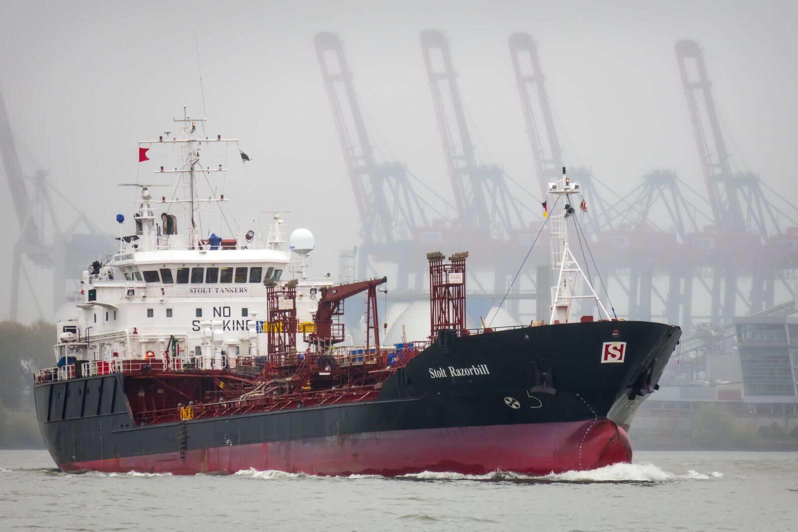 Canon PowerShot G3 X sample photo. Tanker, ship, port photography