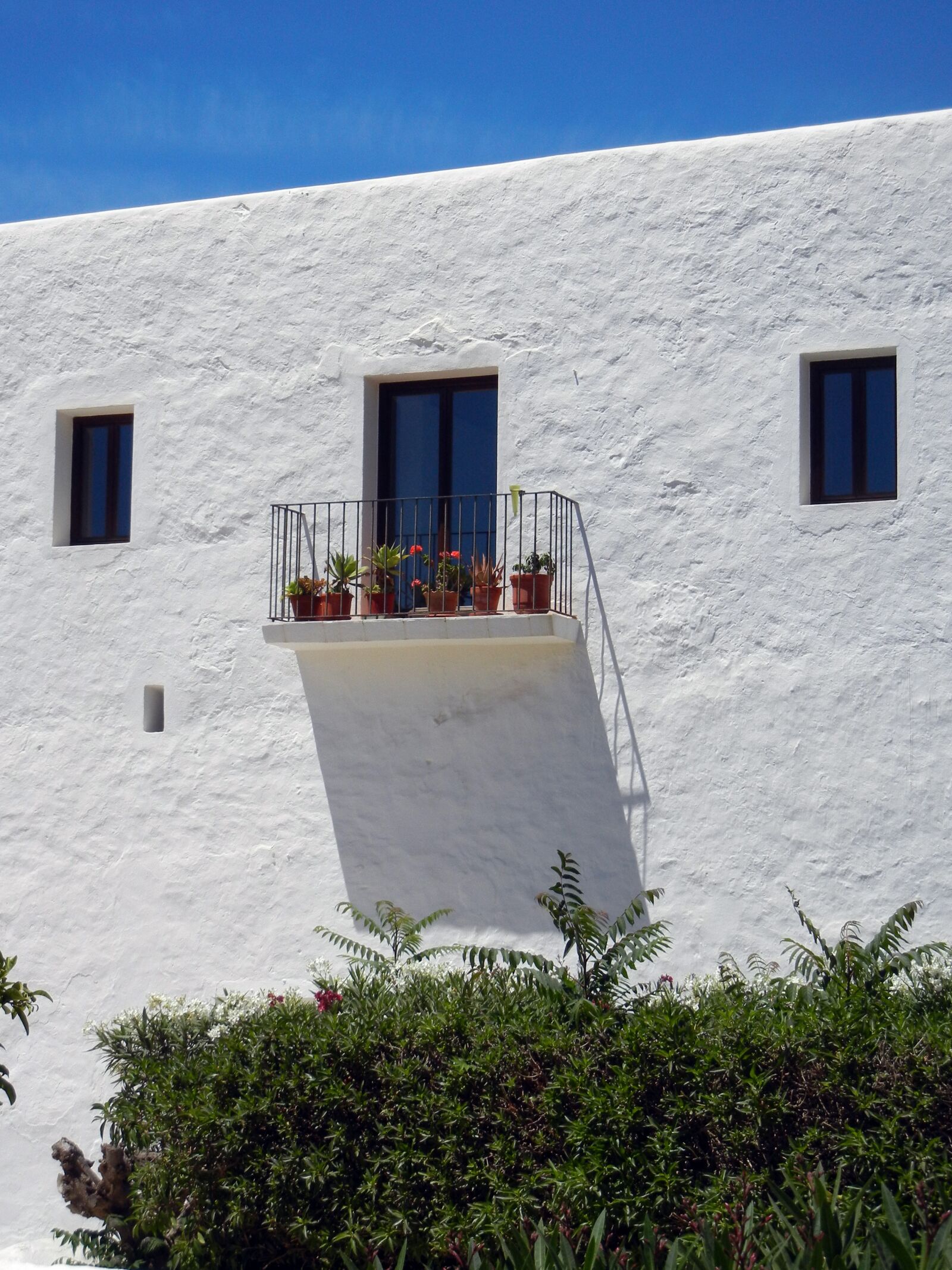 Nikon Coolpix S8100 sample photo. White, balcony, hot photography