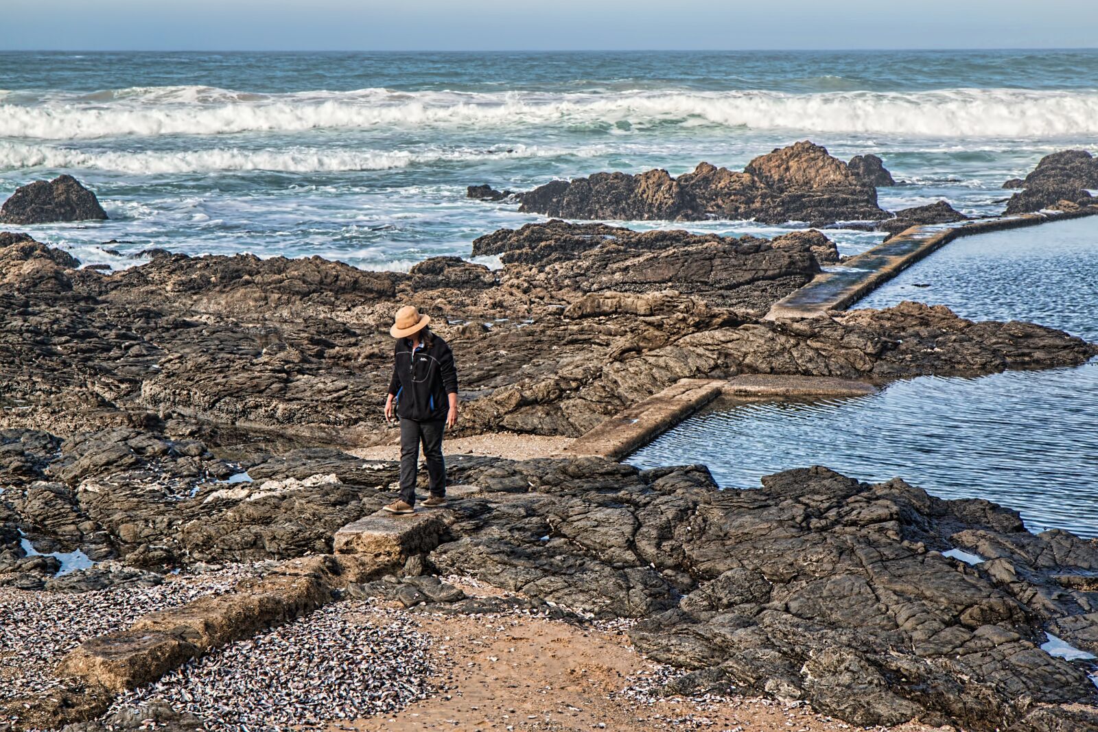 Canon EOS 70D sample photo. Alone, beach, rocks photography