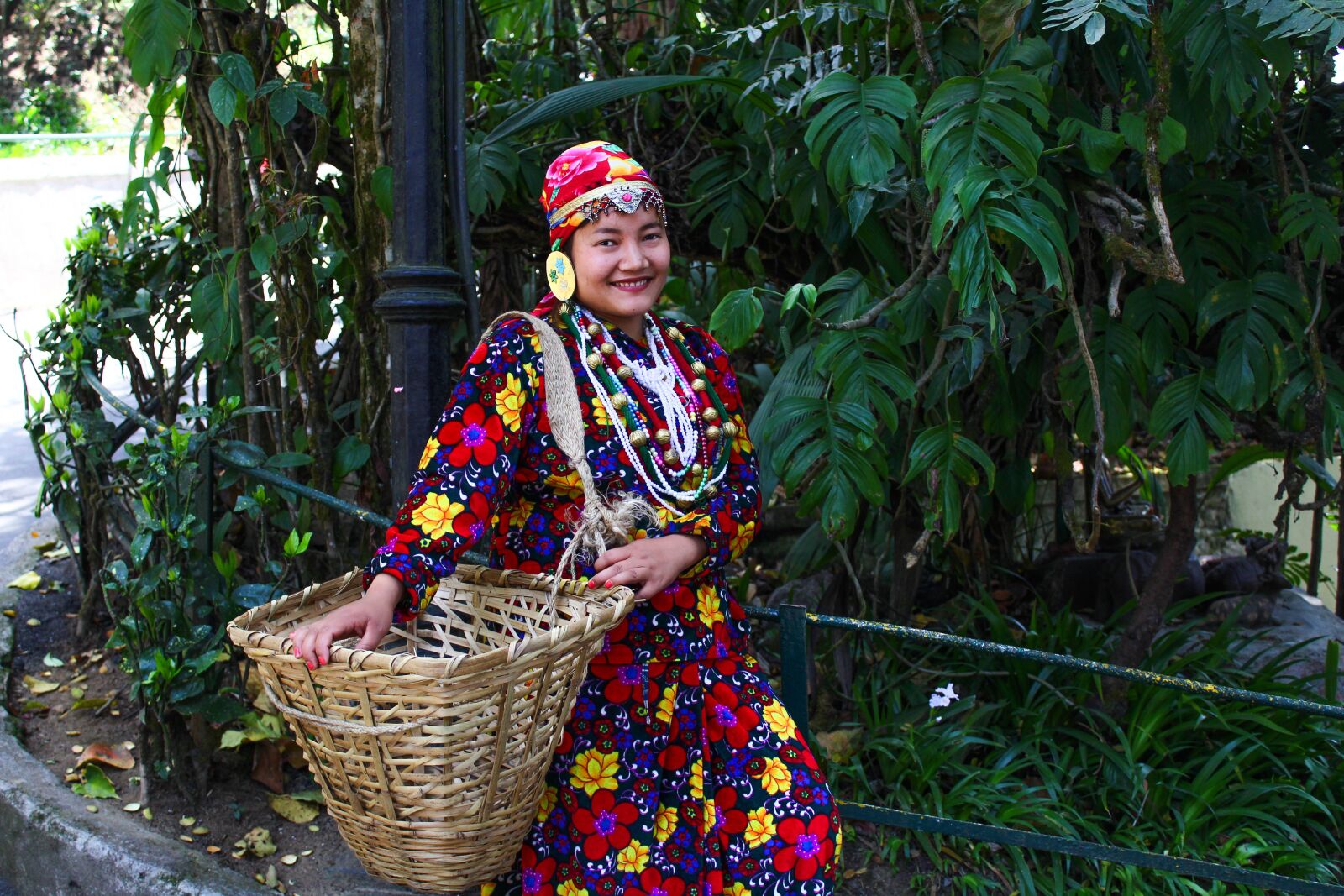 Canon EOS 1300D (EOS Rebel T6 / EOS Kiss X80) sample photo. Darjeeling, india, women photography