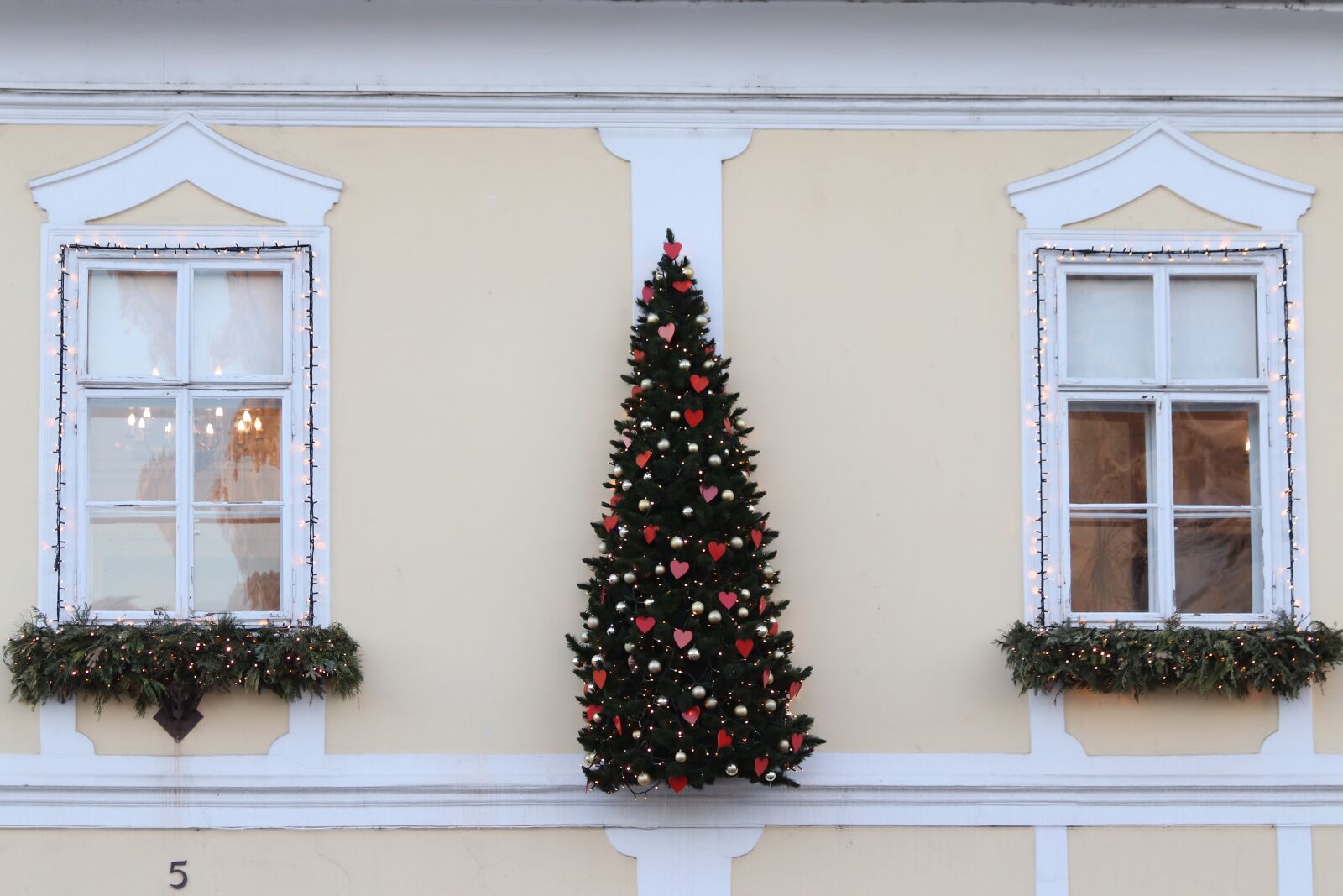 Canon EOS 200D (EOS Rebel SL2 / EOS Kiss X9) sample photo. Building front, christmas decoration photography