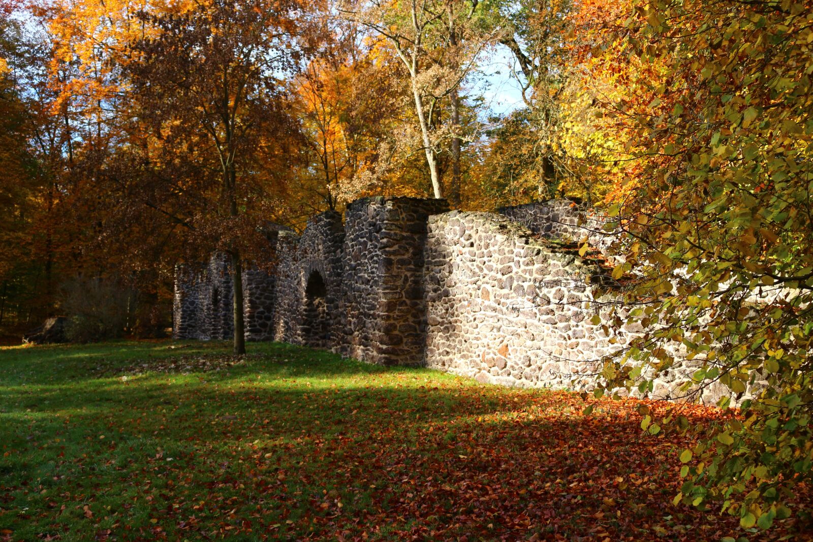 Canon EOS 100D (EOS Rebel SL1 / EOS Kiss X7) sample photo. Ruin, stone wall, autumn photography