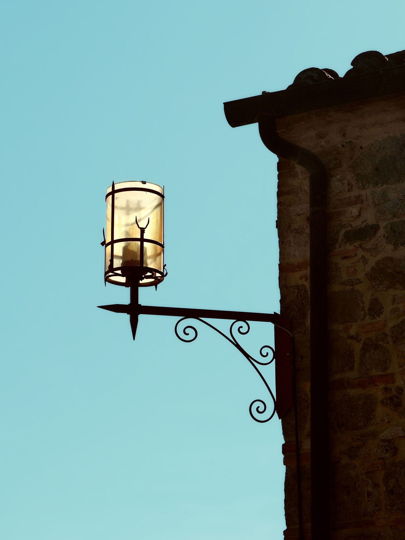 Olympus OM-D E-M10 II sample photo. Tuscany, lamp, mediterranean photography