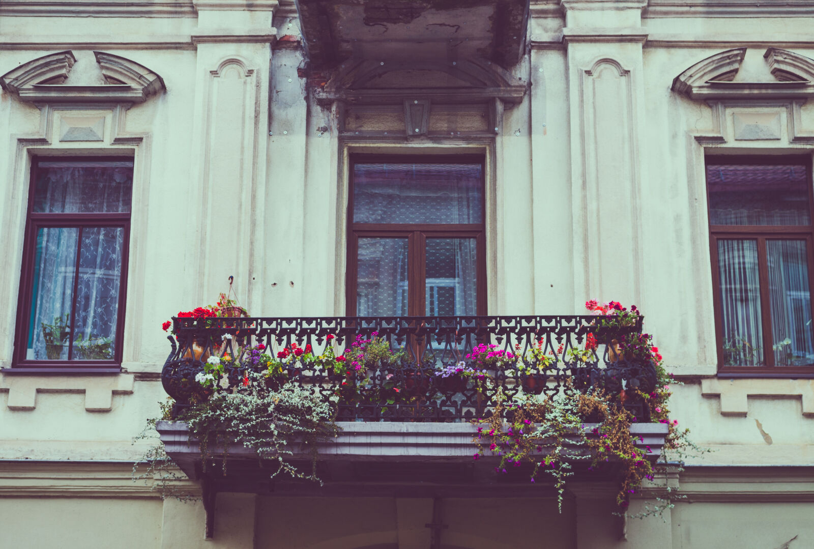 Canon EOS 700D (EOS Rebel T5i / EOS Kiss X7i) sample photo. Architecture, balcony, beautiful, flowers photography