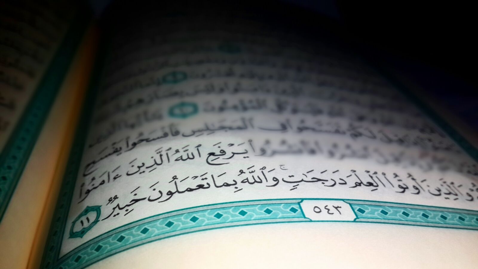 Samsung Galaxy S4 sample photo. Quran, arabic, book photography