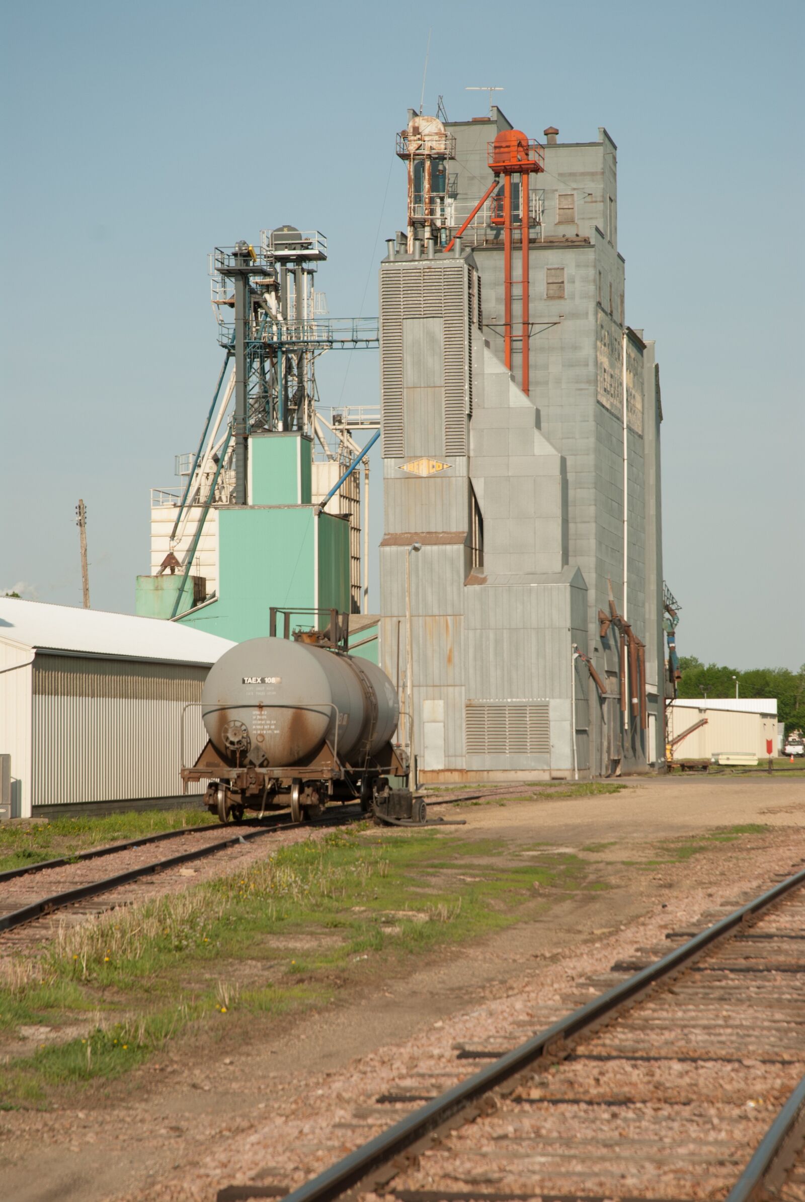 Nikon D200 sample photo. Railways, railroads, grain elevator photography