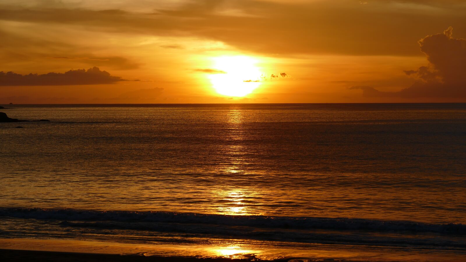 Panasonic Lumix DMC-FZ1000 sample photo. Sunset, thailand, sun photography