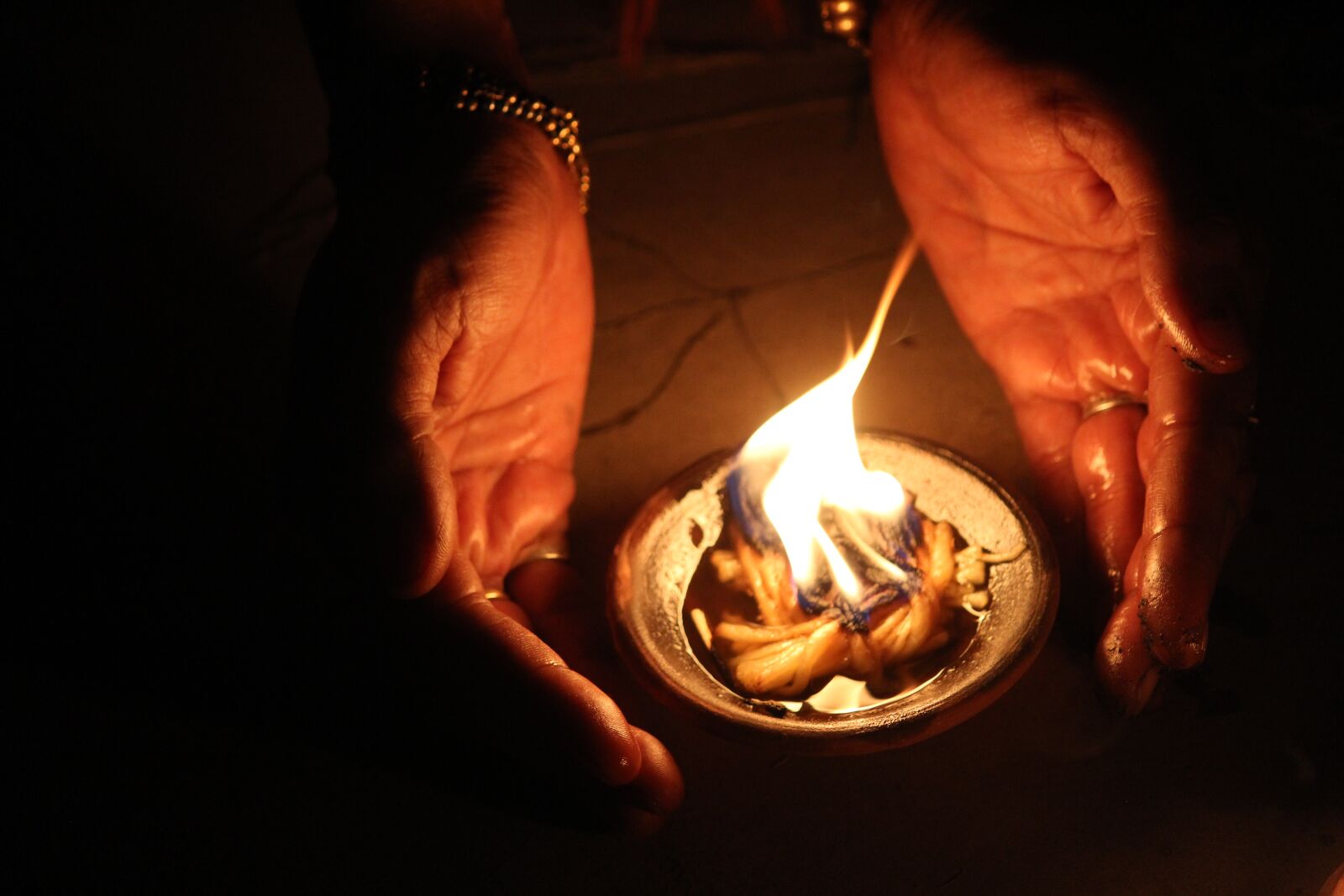Canon EOS 1200D (EOS Rebel T5 / EOS Kiss X70 / EOS Hi) sample photo. Diya, hands, safe photography
