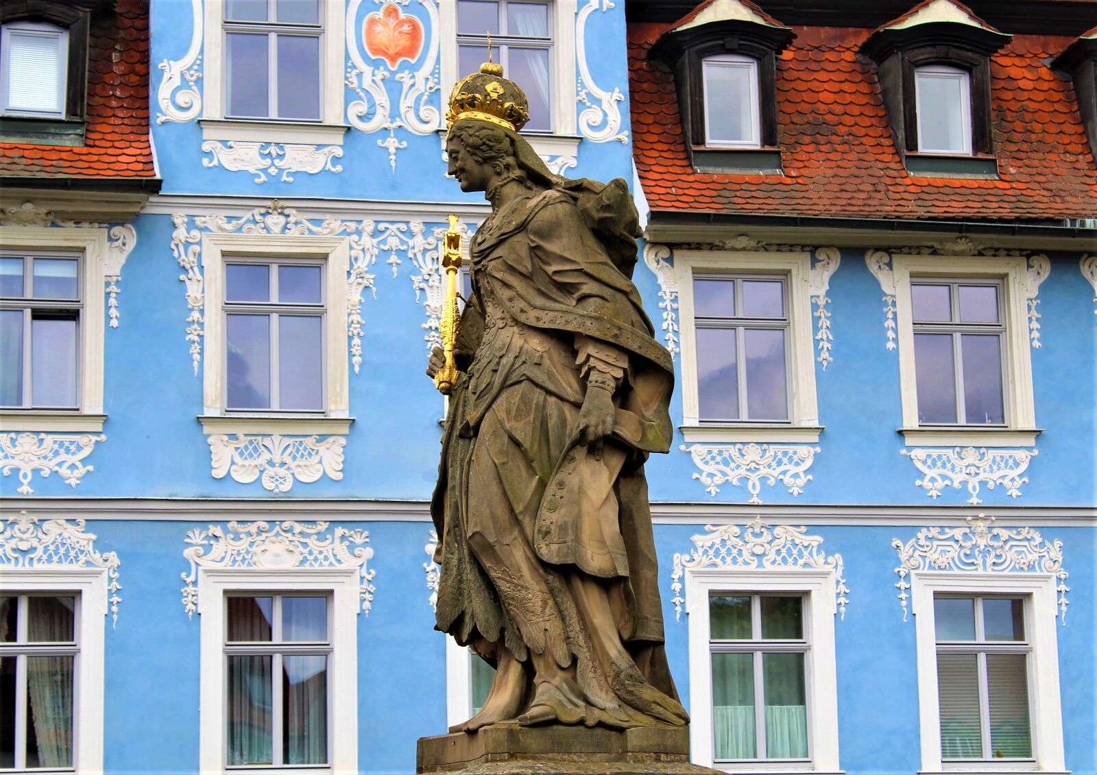 Canon EOS 1300D (EOS Rebel T6 / EOS Kiss X80) sample photo. Bamberg, stone figure, facade photography