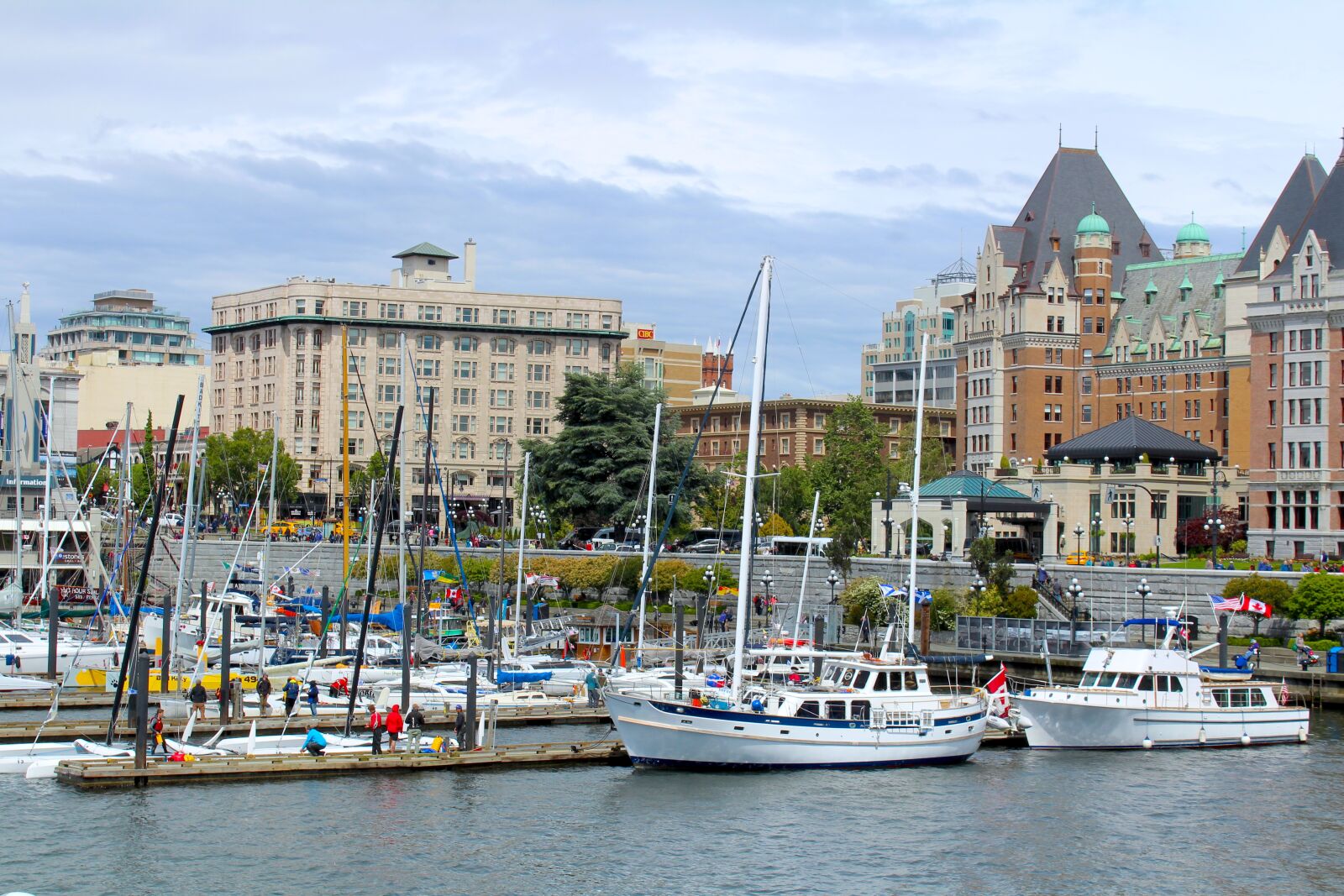 Canon EOS 1200D (EOS Rebel T5 / EOS Kiss X70 / EOS Hi) sample photo. British columbia, landmark, tourism photography