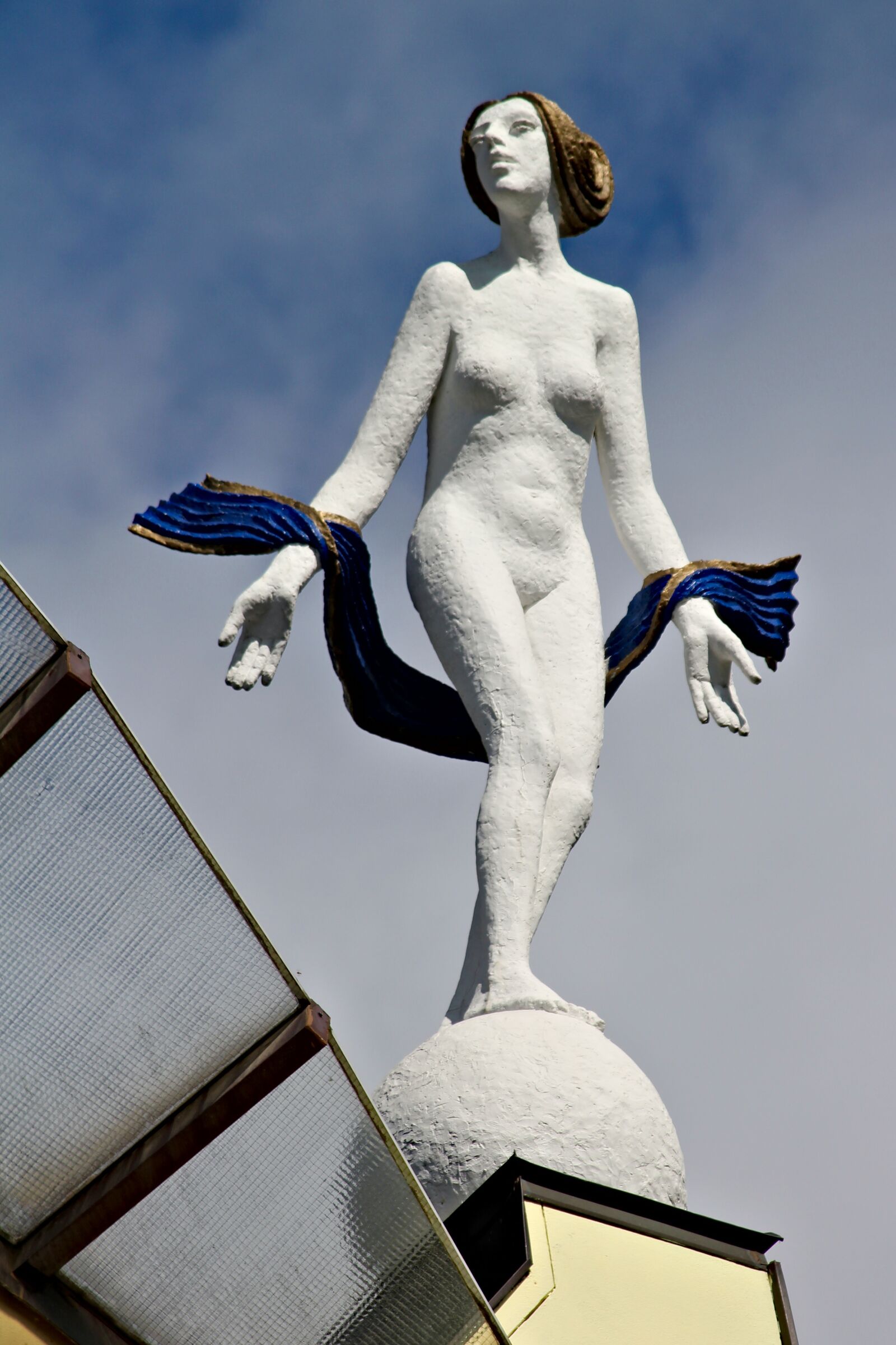 Canon EOS 550D (EOS Rebel T2i / EOS Kiss X4) sample photo. Statue, modern, woman photography