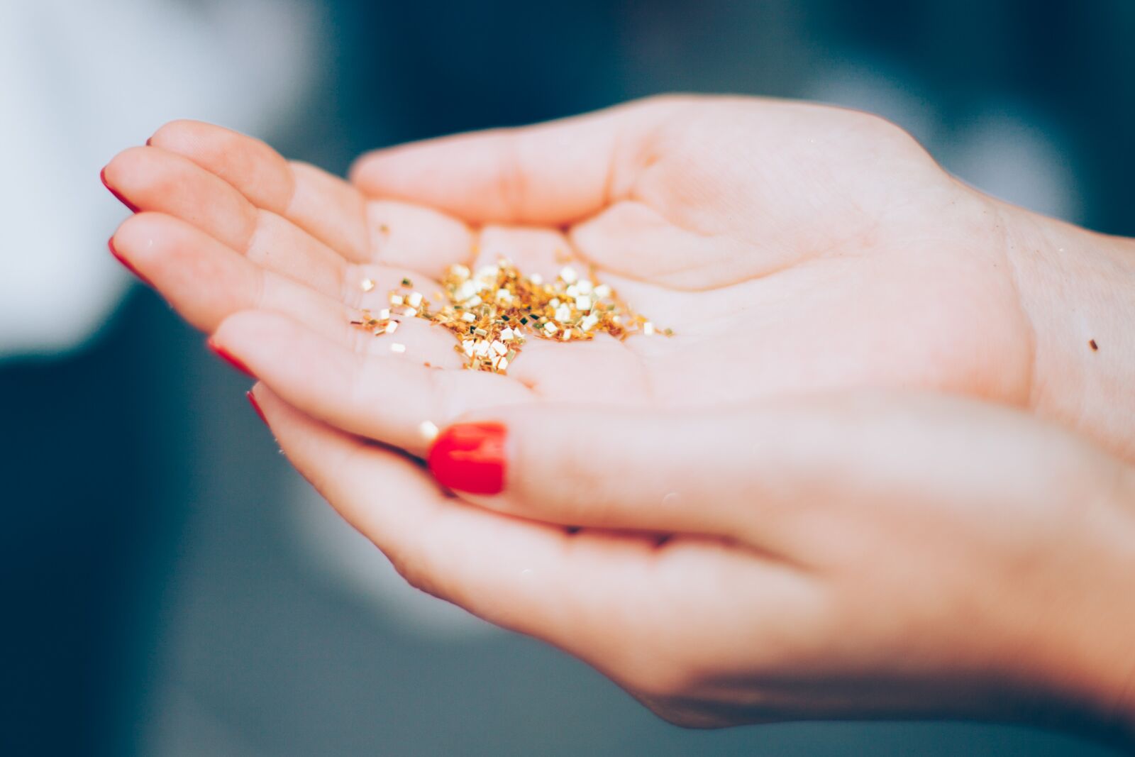 Canon EOS 5D Mark II sample photo. Glitters, hands, macro photography