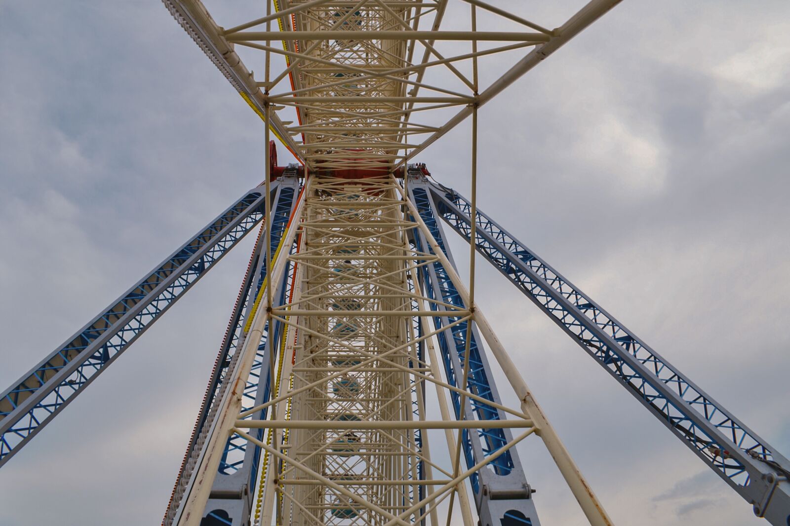 Sony Alpha DSLR-A100 sample photo. Sky, steel, structure photography