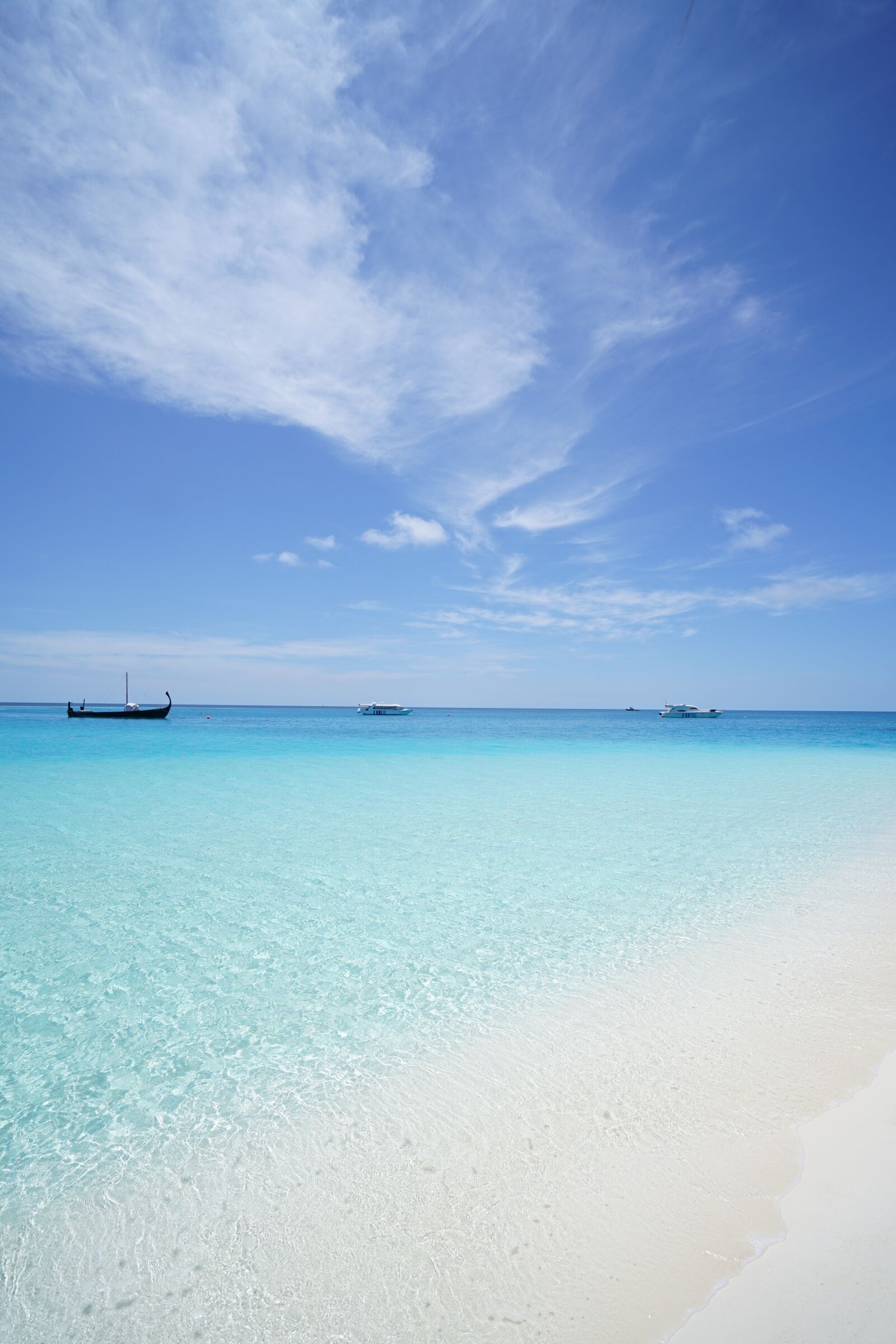 Sony a7 II + Sony Vario-Tessar T* FE 16-35mm F4 ZA OSS sample photo. Maldives, beach, emerald sea photography