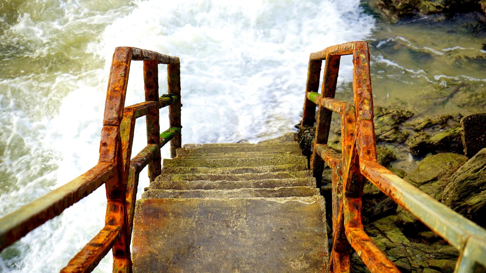 Sony a7 + Sony FE 28-70mm F3.5-5.6 OSS sample photo. Rusty, stairs, red photography