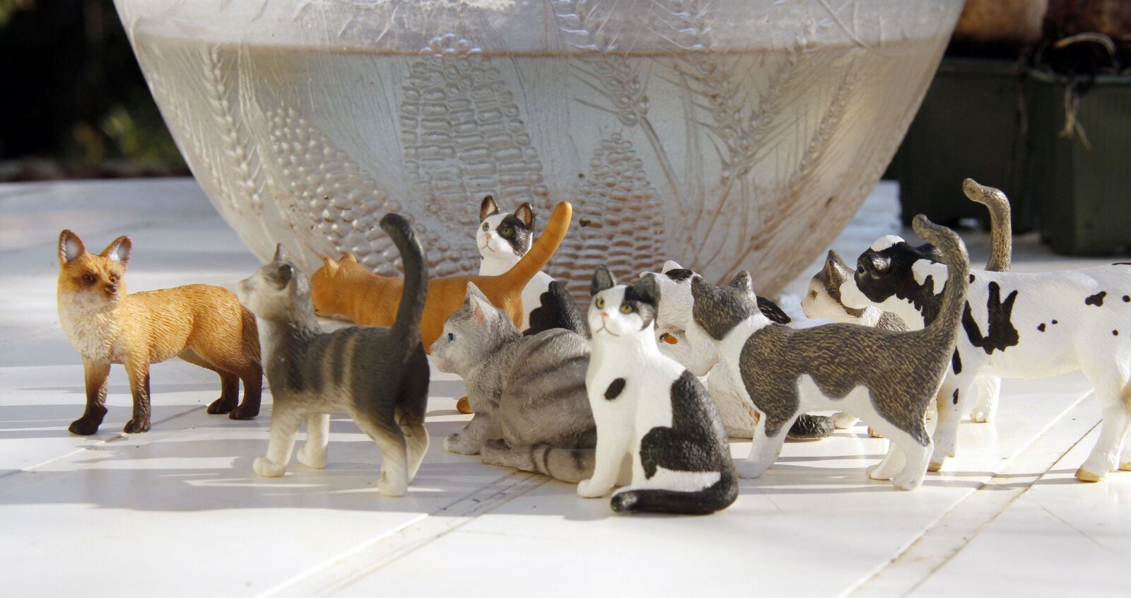 Canon EF-S 18-200mm F3.5-5.6 IS sample photo. Cats, figurines, felines photography