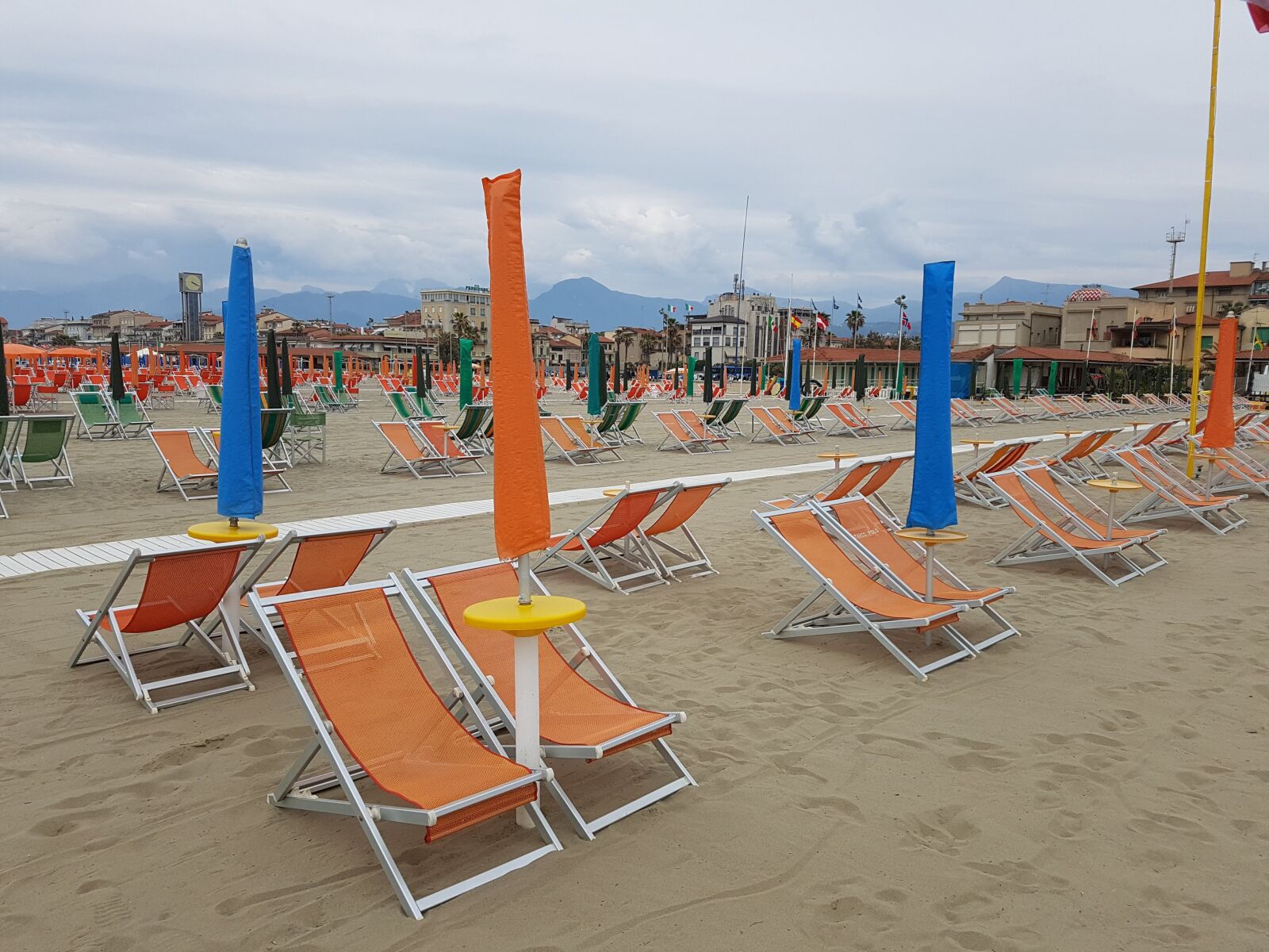 Samsung Galaxy S7 Edge sample photo. Sun loungers, viareggio, italy photography