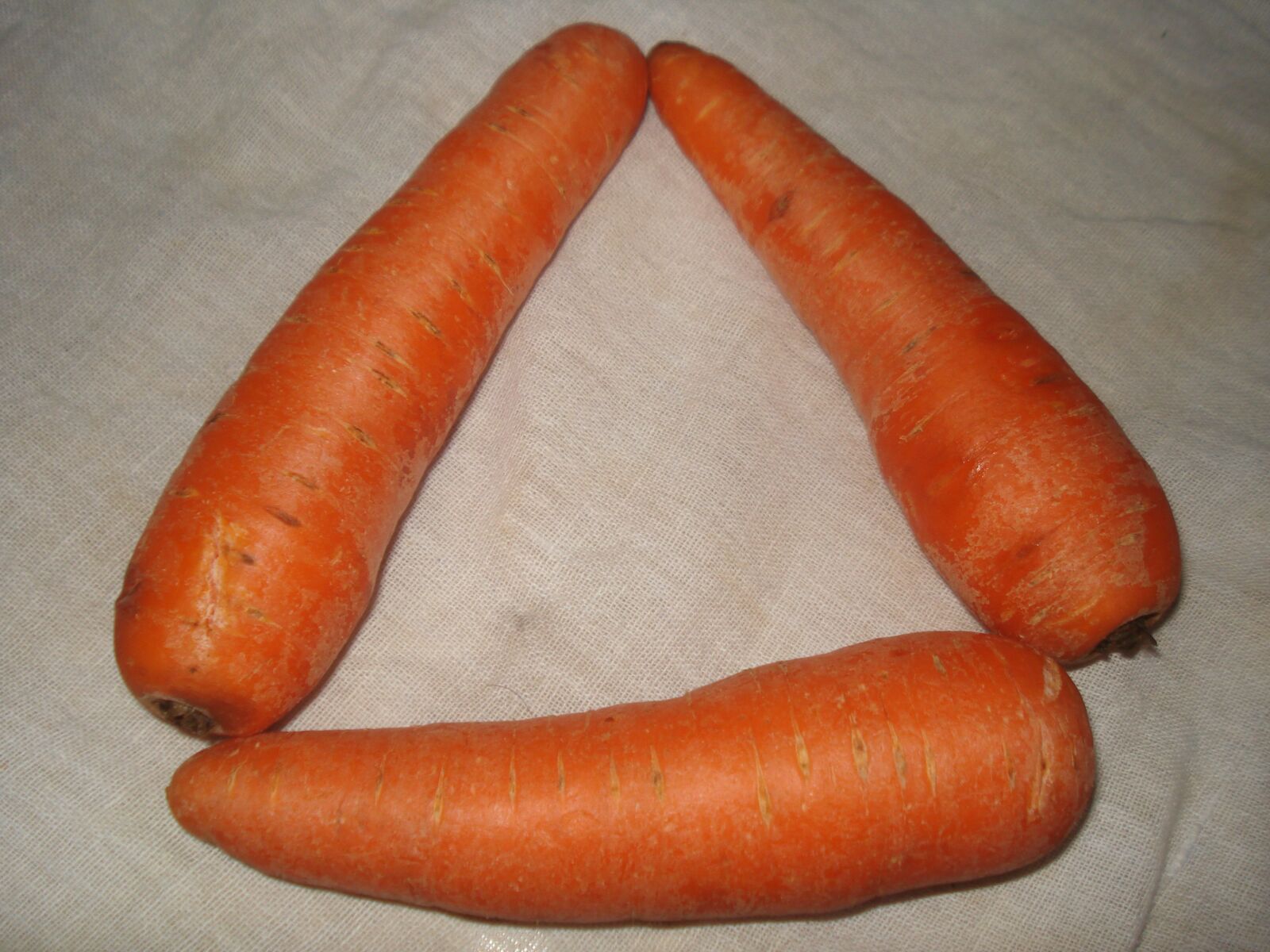 Sony DSC-W70 sample photo. Carrot, baby carrot, rabbit photography