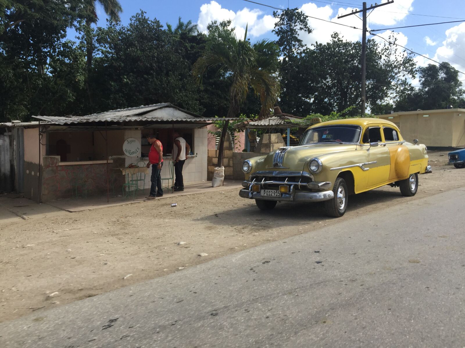 iPhone 6 Plus back camera 4.15mm f/2.2 sample photo. Yellow vintage car, cuba photography