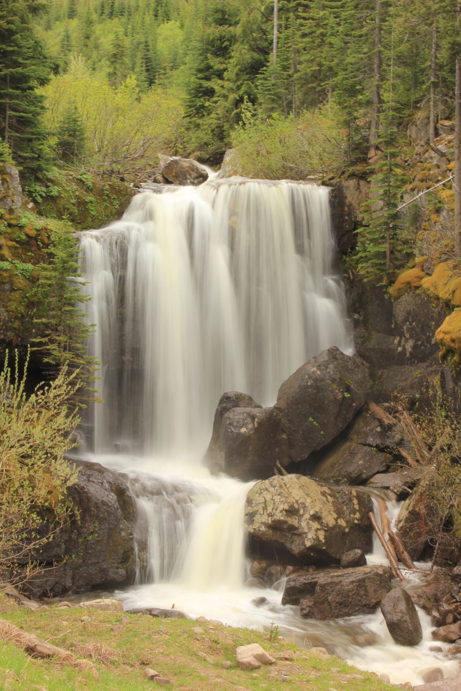 Canon EOS 550D (EOS Rebel T2i / EOS Kiss X4) sample photo. Waterfall, water, rocks photography
