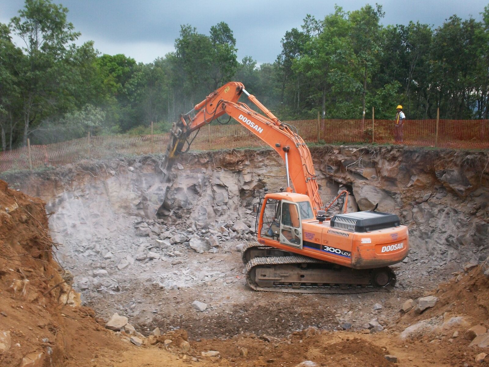 Kodak EASYSHARE C122 DIGITAL CAMERA sample photo. Digging a hole, construction photography