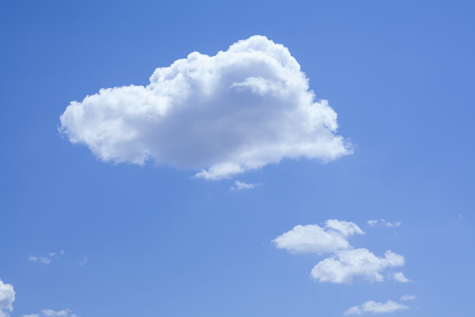 ZEISS Planar T* 85mm F1.4 sample photo. Sky, clouds, blue photography