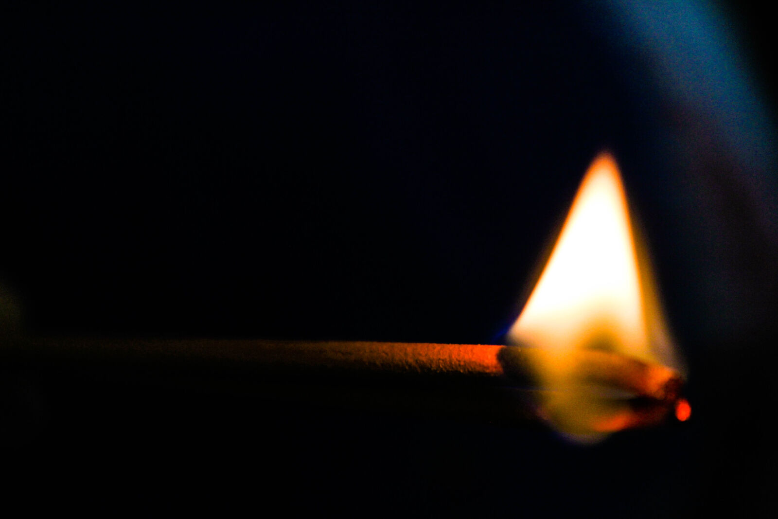 Canon EOS 1300D (EOS Rebel T6 / EOS Kiss X80) sample photo. Burn, candle, desktop, backgrounds photography