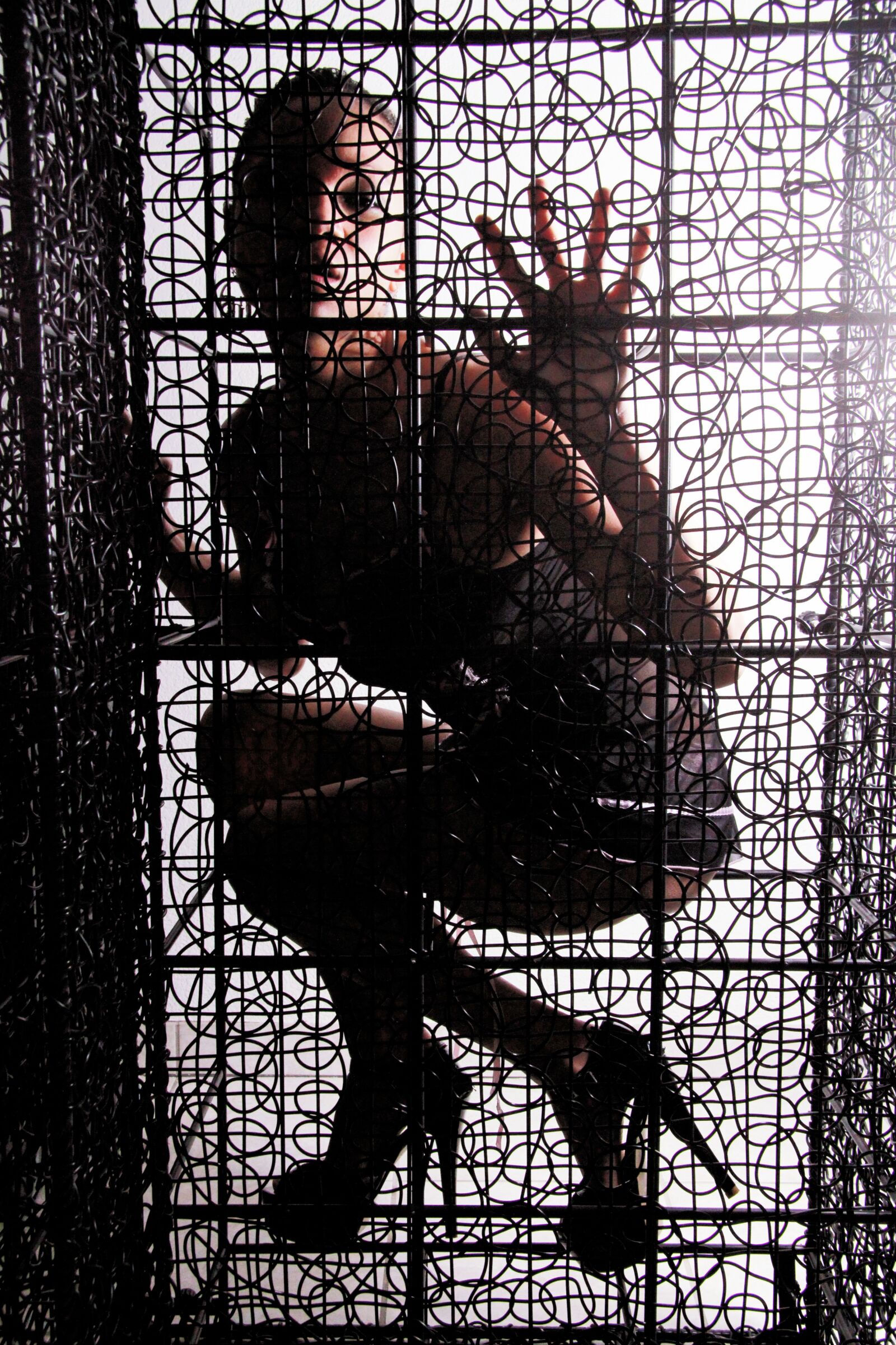 Canon EOS 550D (EOS Rebel T2i / EOS Kiss X4) sample photo. Woman, mode, cage photography