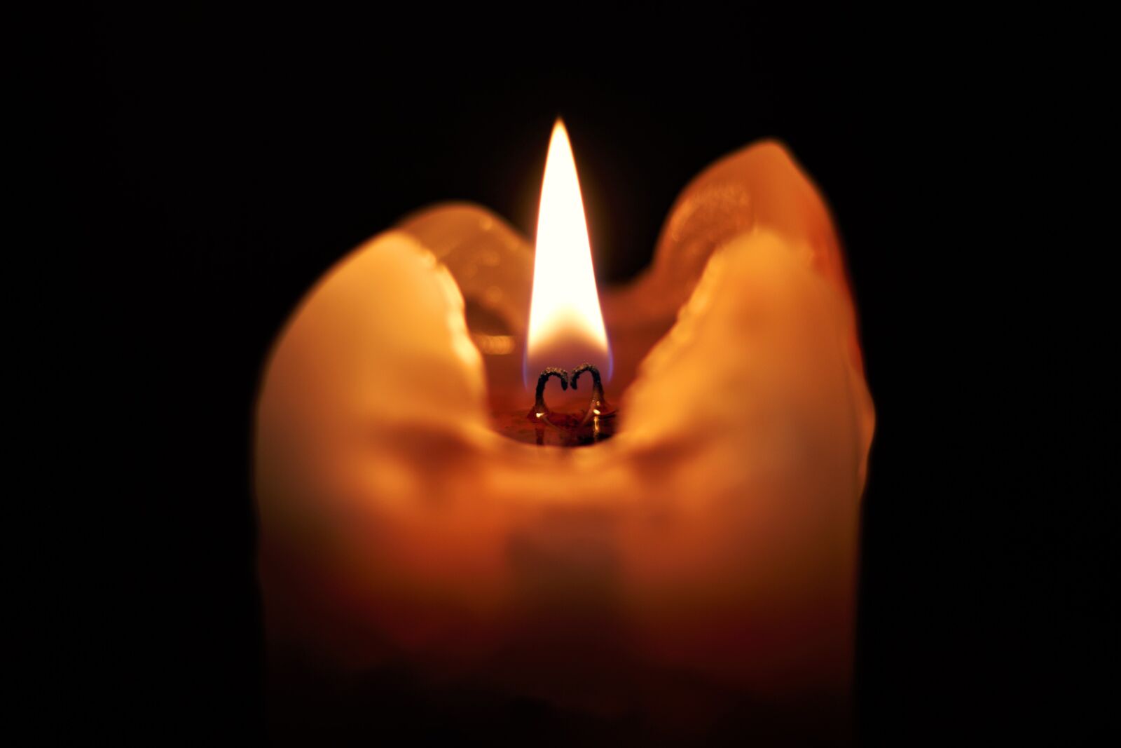 Canon EOS 550D (EOS Rebel T2i / EOS Kiss X4) sample photo. Candle, light, prayer photography