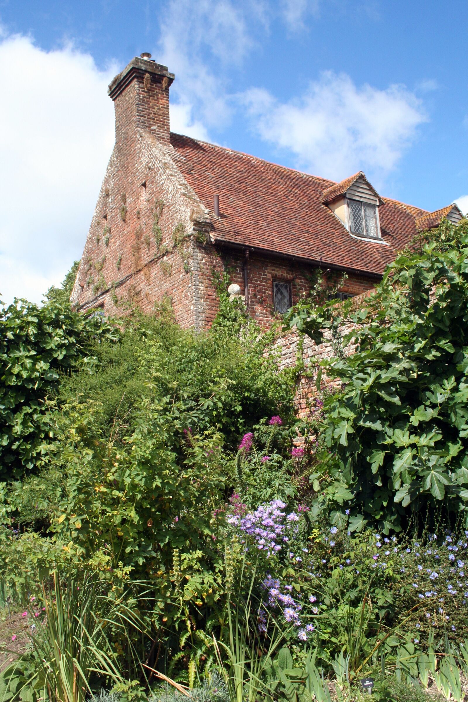 Canon EOS 350D (EOS Digital Rebel XT / EOS Kiss Digital N) sample photo. Sissinghurst, kent, garden photography