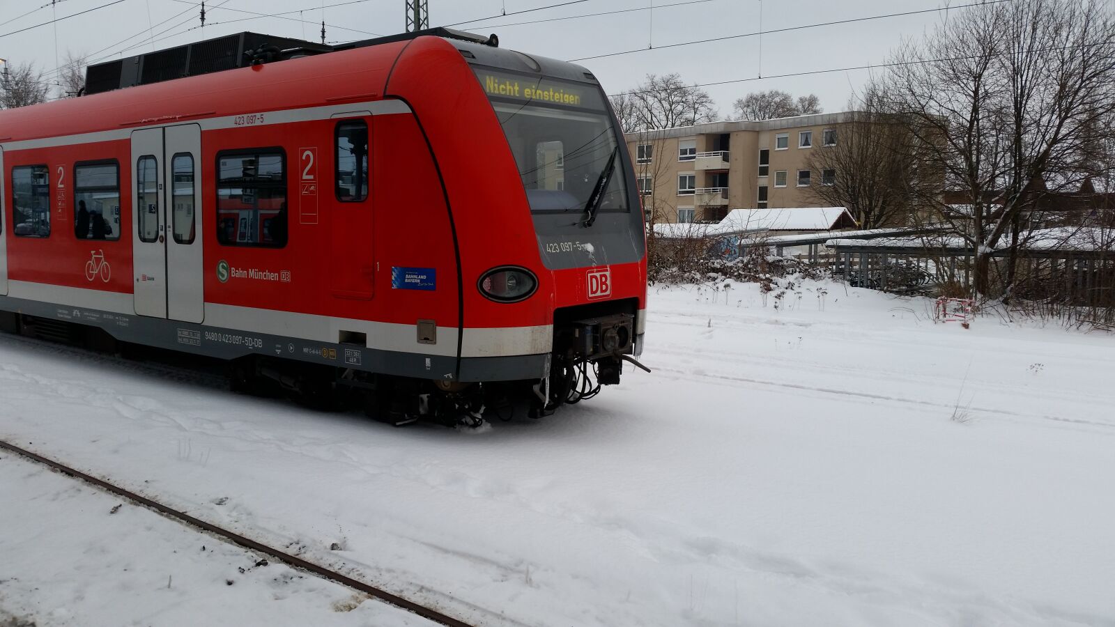 Samsung Galaxy S5 sample photo. Bahn, red, snow photography