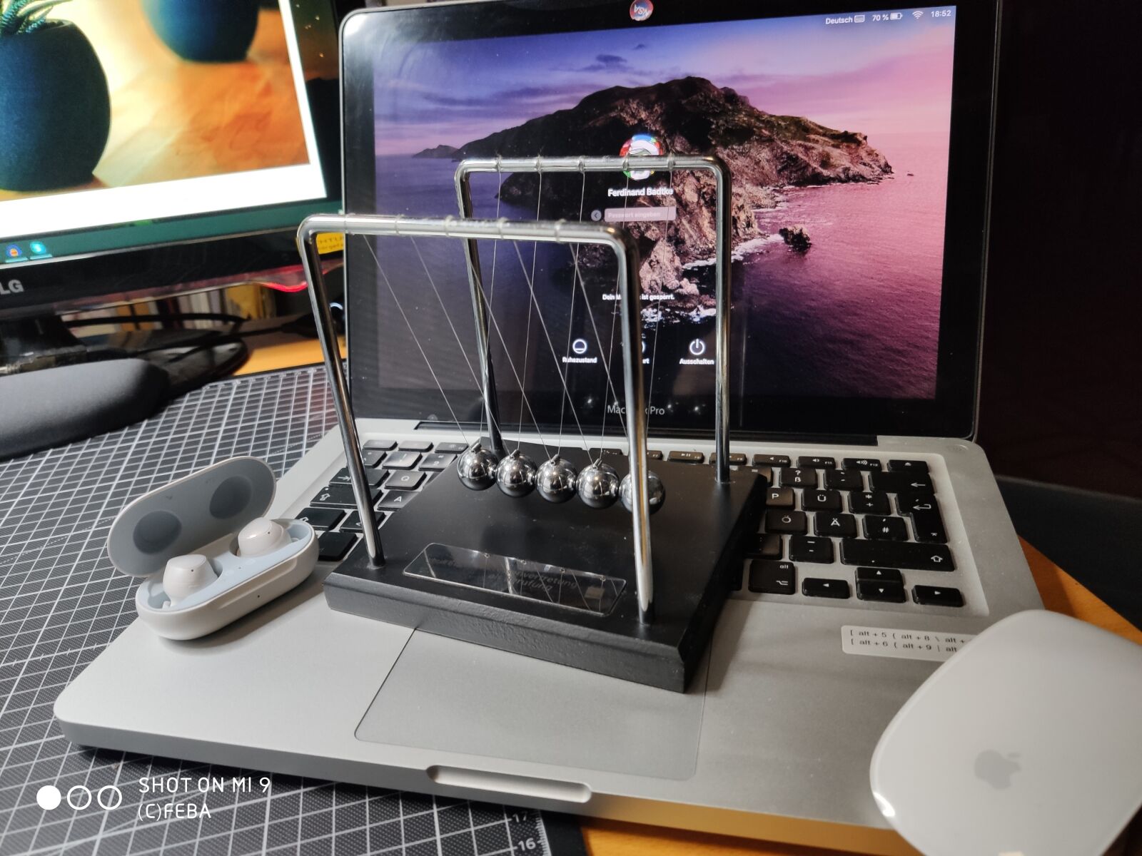 Xiaomi MI 9 sample photo. Perpetuum, mac book, mac photography