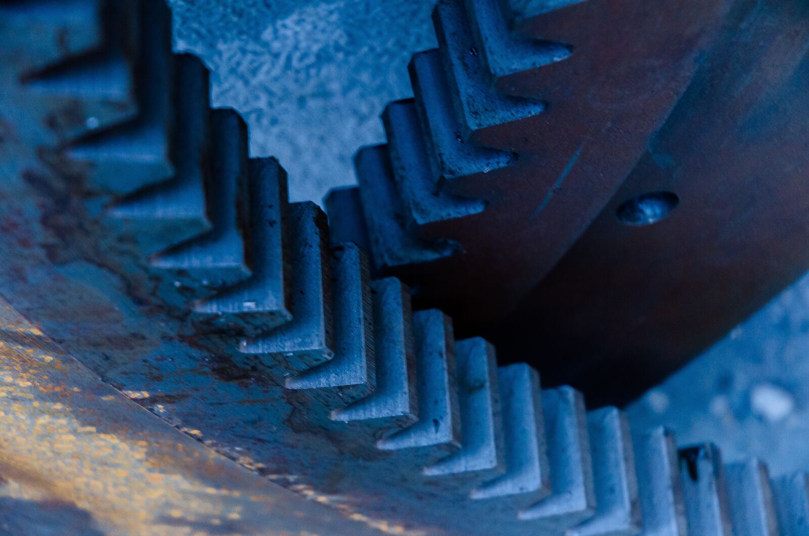 Nikon D7000 sample photo. Gear, industry, teeth photography