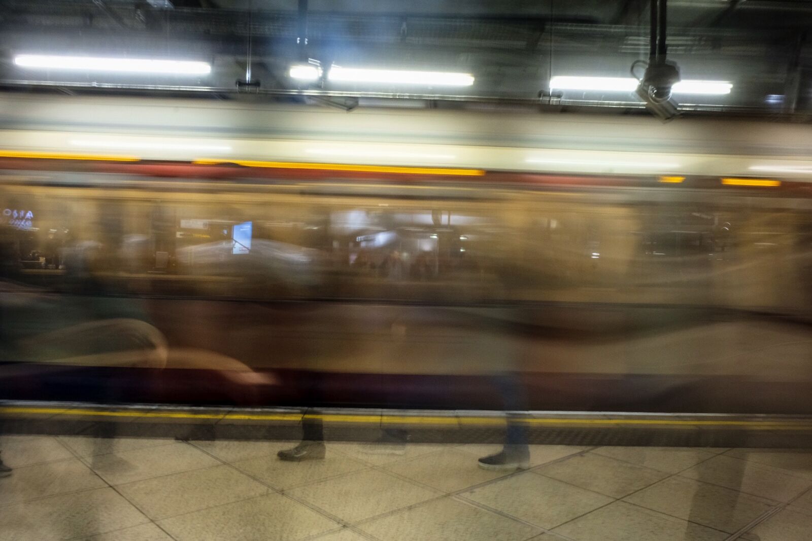 Fujifilm X-T20 sample photo. Metro, london, underground photography