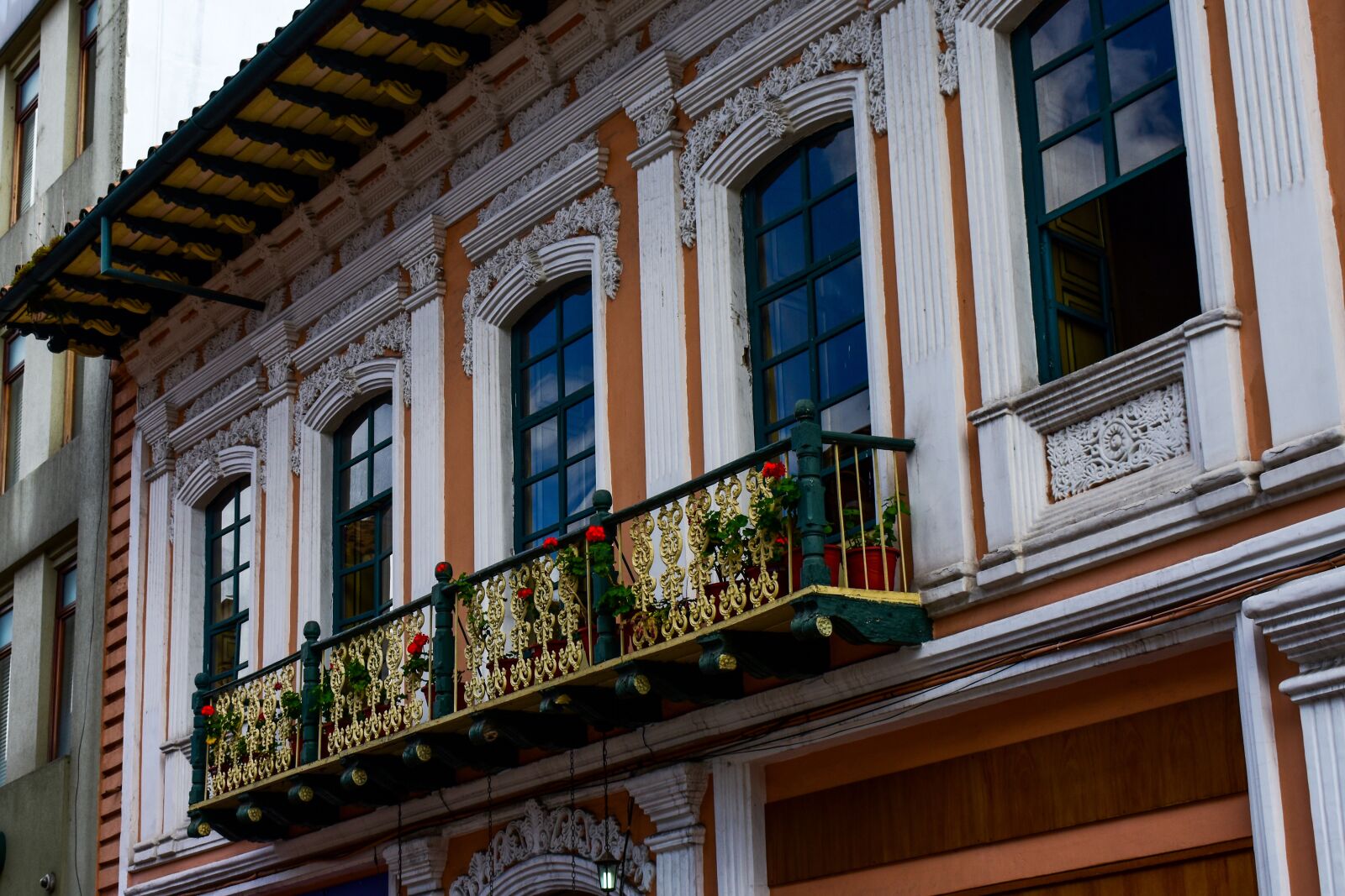 Nikon D3400 sample photo. Cuenca ecuador, architecture, window photography