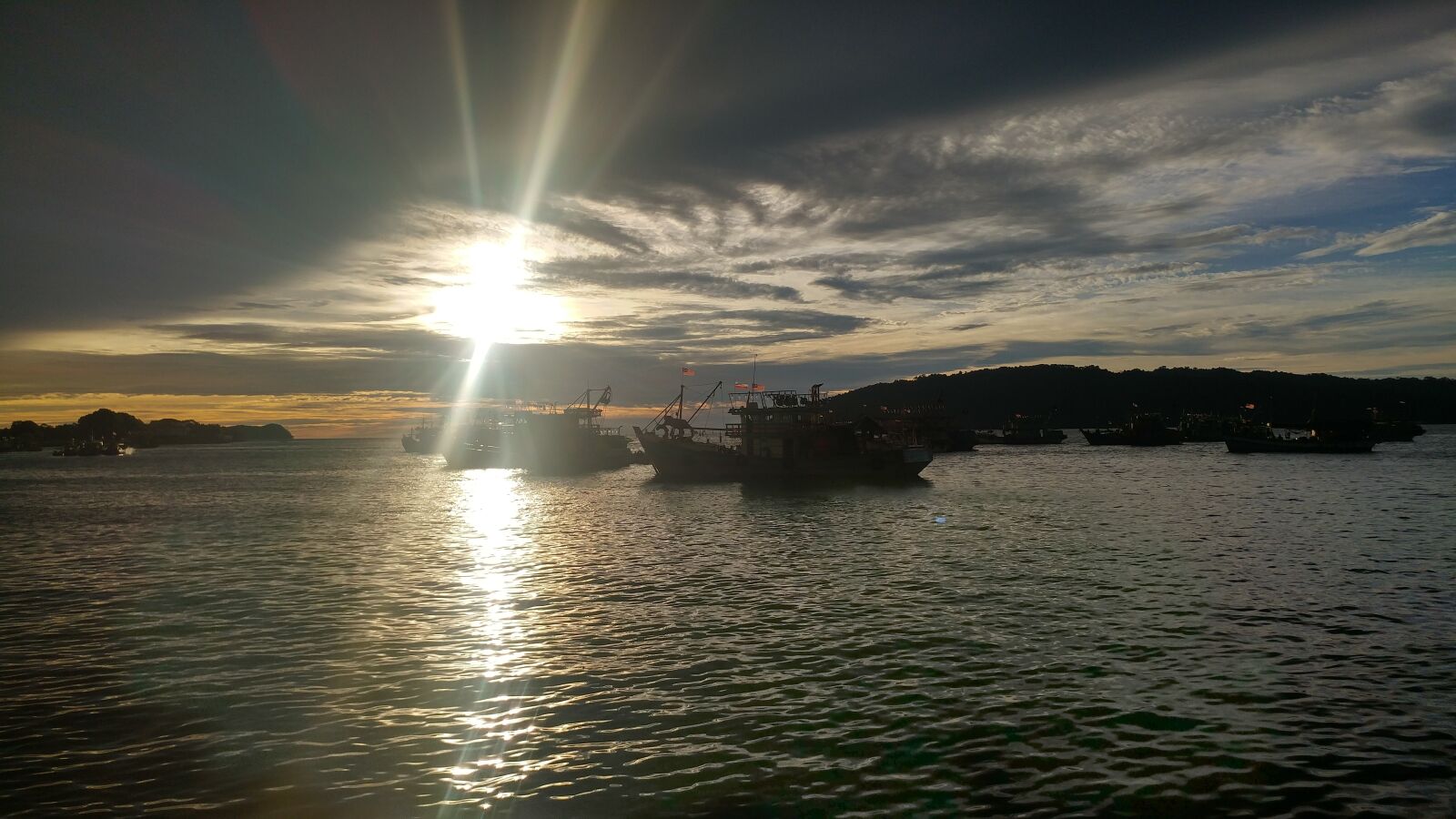 LG G5 sample photo. Sunset, sea, fishing boats photography