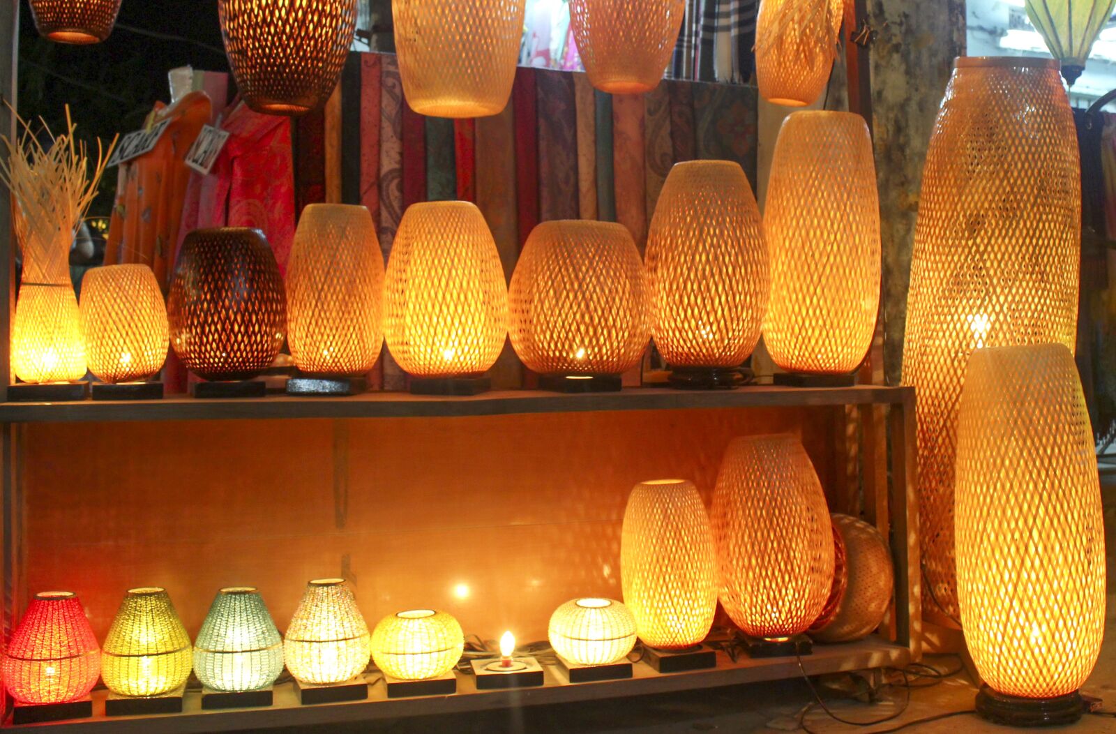 Canon EOS 700D (EOS Rebel T5i / EOS Kiss X7i) + Canon EF-S 18-55mm F3.5-5.6 IS STM sample photo. Lanterns, old town, hoi photography
