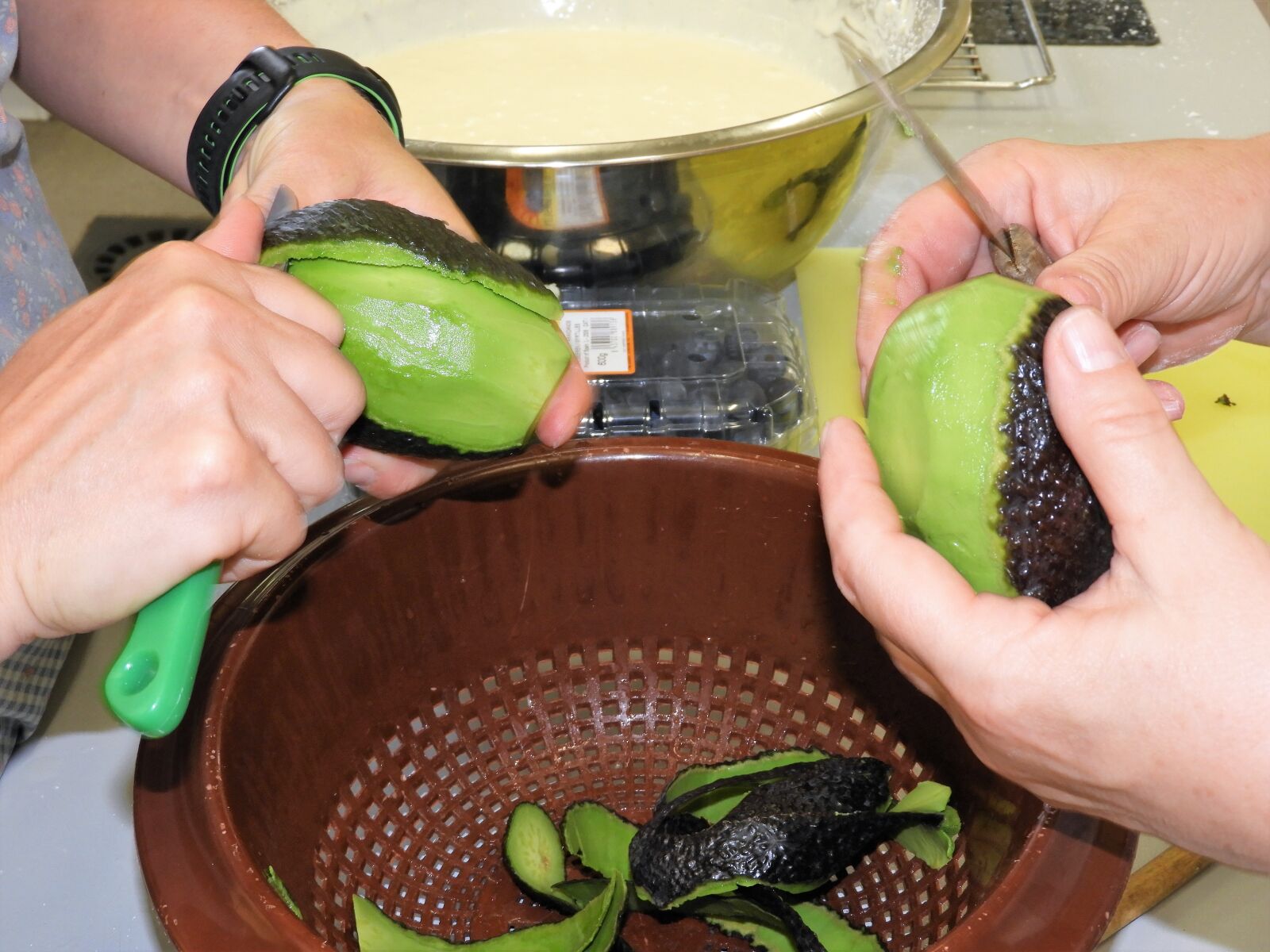 Nikon Coolpix B700 sample photo. Avocado, cutting, prepare photography