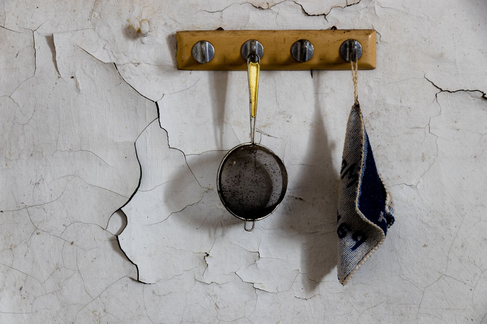 Canon EOS 80D sample photo. Wall, sieve, rag photography