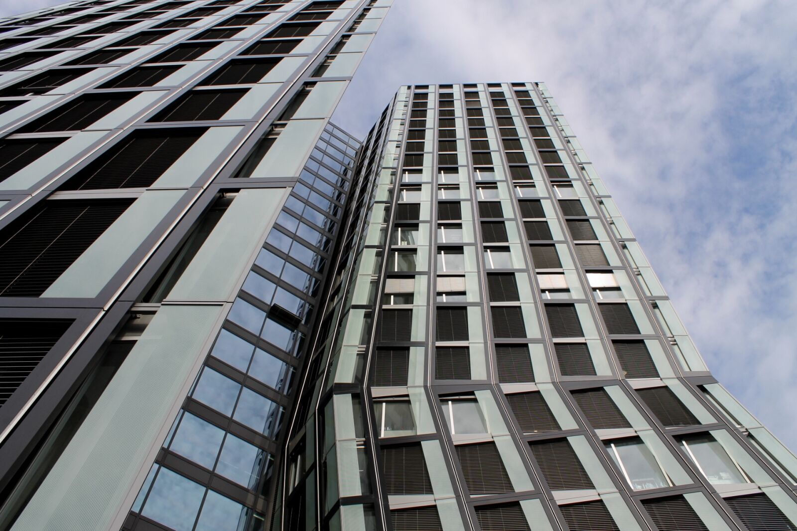 Canon EOS 1100D (EOS Rebel T3 / EOS Kiss X50) sample photo. Architecture, hamburg, dancing columns photography