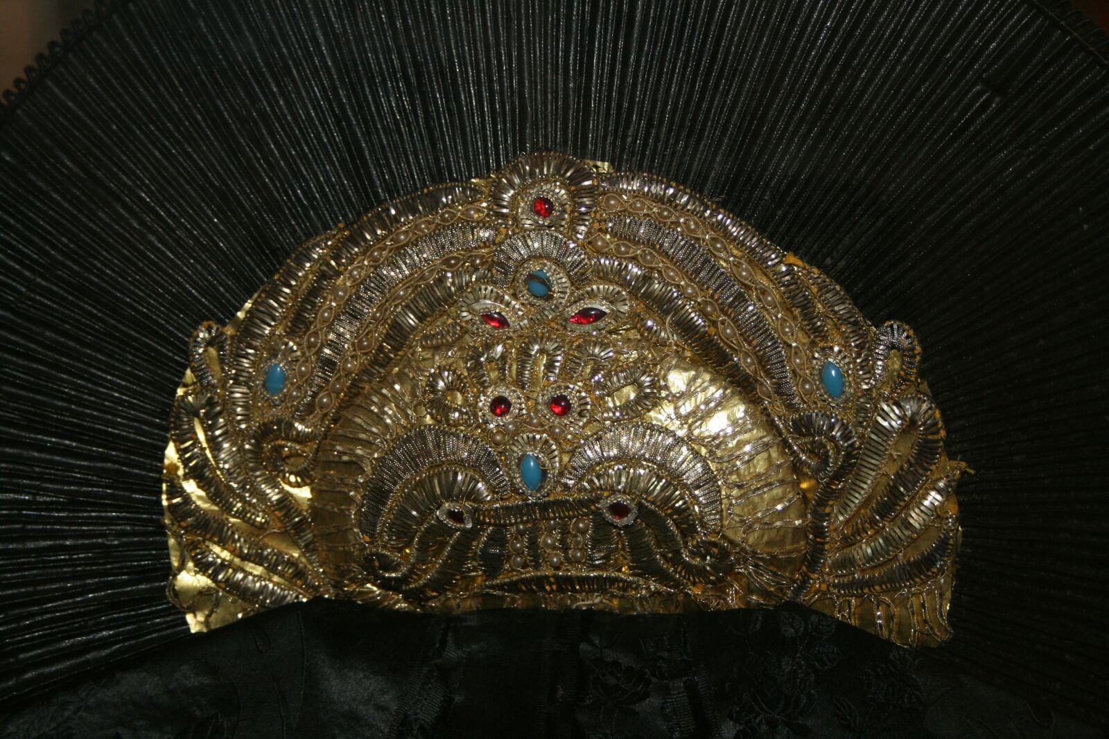 Canon EOS 400D (EOS Digital Rebel XTi / EOS Kiss Digital X) sample photo. Costume hood, customs, culture photography